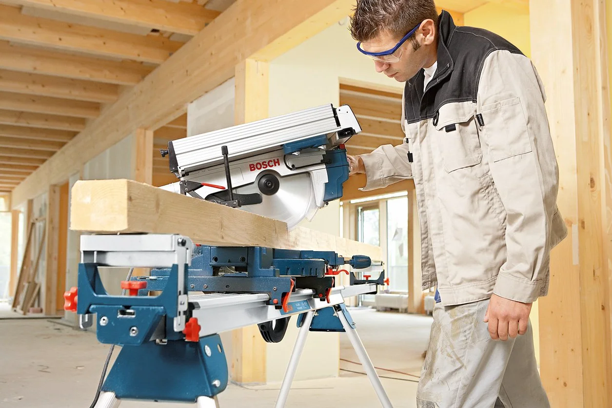 Bosch Professional: stacjonarna piła uniwersalna GTM 12 JL (Ø tarczy: 305 mm, 1 tarcza pilarska, drążek prowadzący)