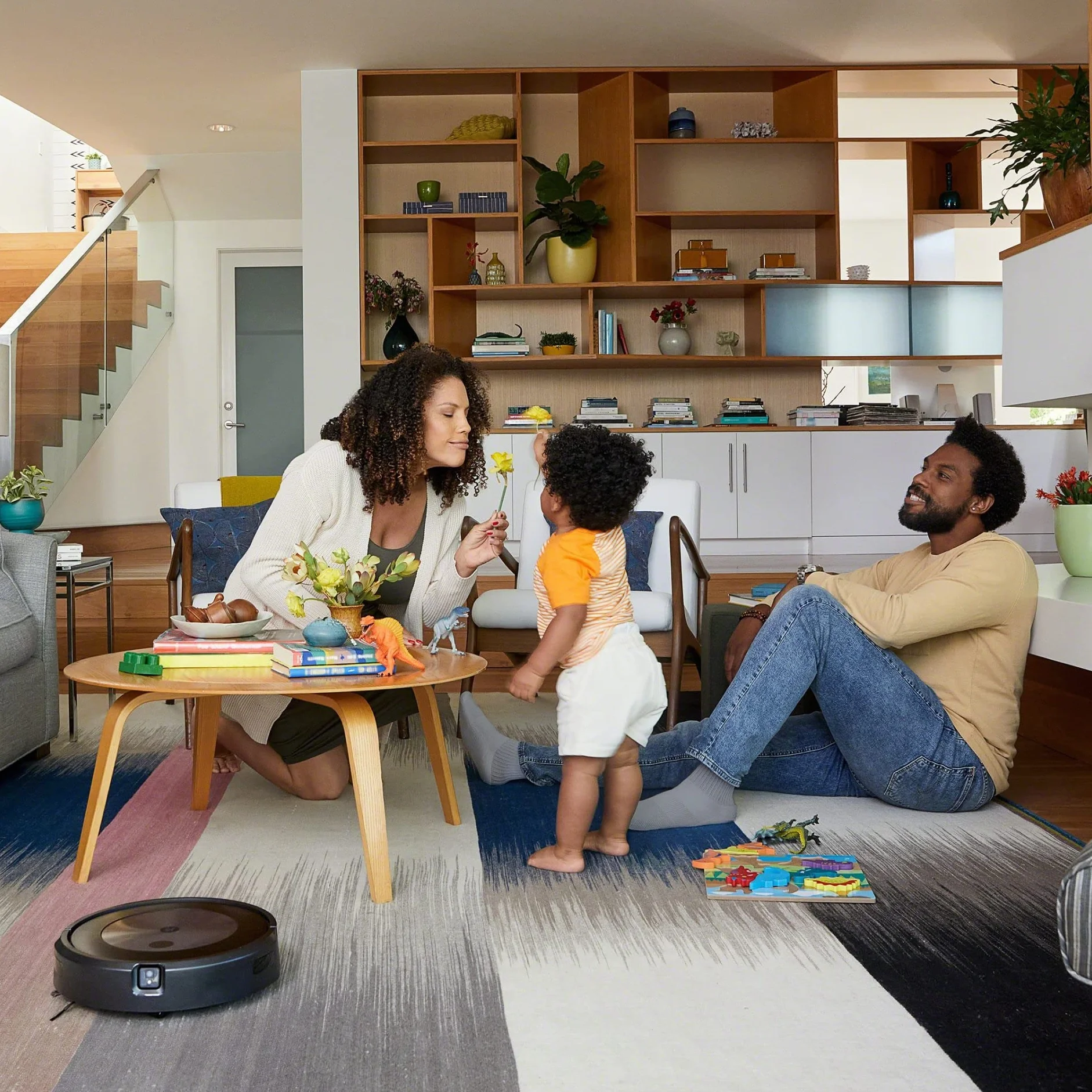iRobot® Roomba® j7 robot odkurzający z obsługą Wi-Fi, z mapowaniem i dwiema gumowymi szczotkami do wszystkich rodzajów podłóg – rozpoznawanie i unikanie obiektów – uczy się, mapuje i dopasowuje się do