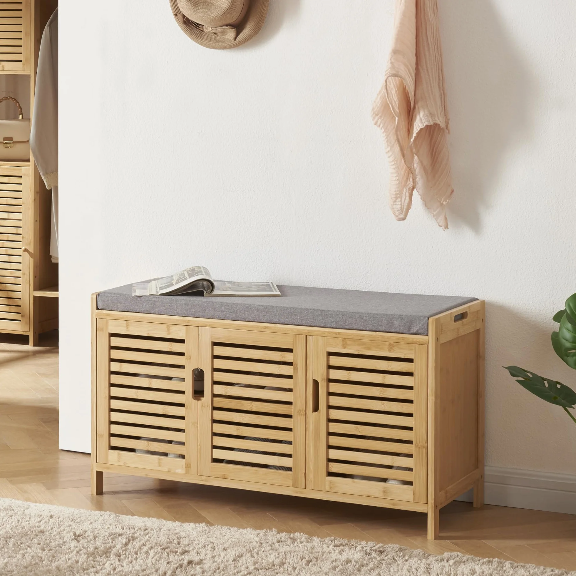 [en.casa] Selk szafka na buty z miejscem do przechowywania, ławka na buty z 3 drzwiami i 1 półką, 50 x 90 x 35 cm, tapicerowane siedzisko, bambus, kolor naturalny