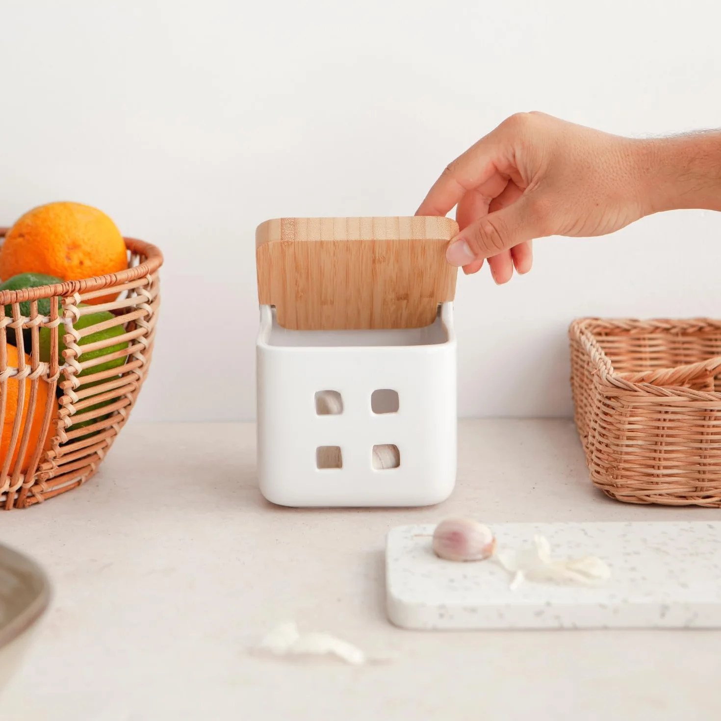 Ceramiczny pojemnik na czosnek z bambusową obrotową pokrywką, garnek do przechowywania czosnku z otworami wentylacyjnymi dla świeżości, błyszczący biały i naturalny bambus, 11,5 x 11,5 cm