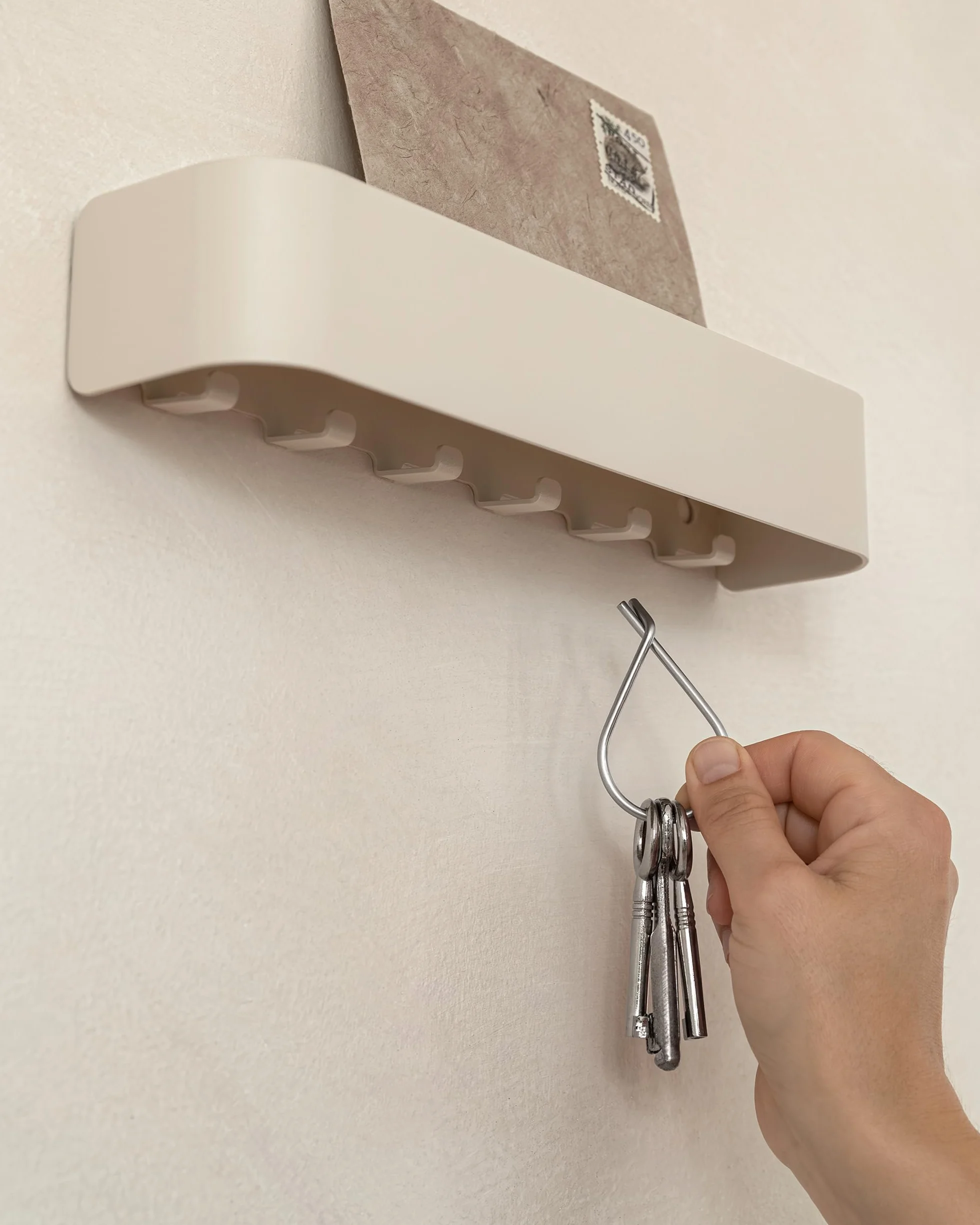KAZAI. Wieszak na klucze 'Tone' | Minimalistyczny design wieszaków na klucze z Berlina | Nowoczesny uchwyt z metalową półką | Tablica jako mebel przedpokoju na ścianę | Taupe Piaskowy