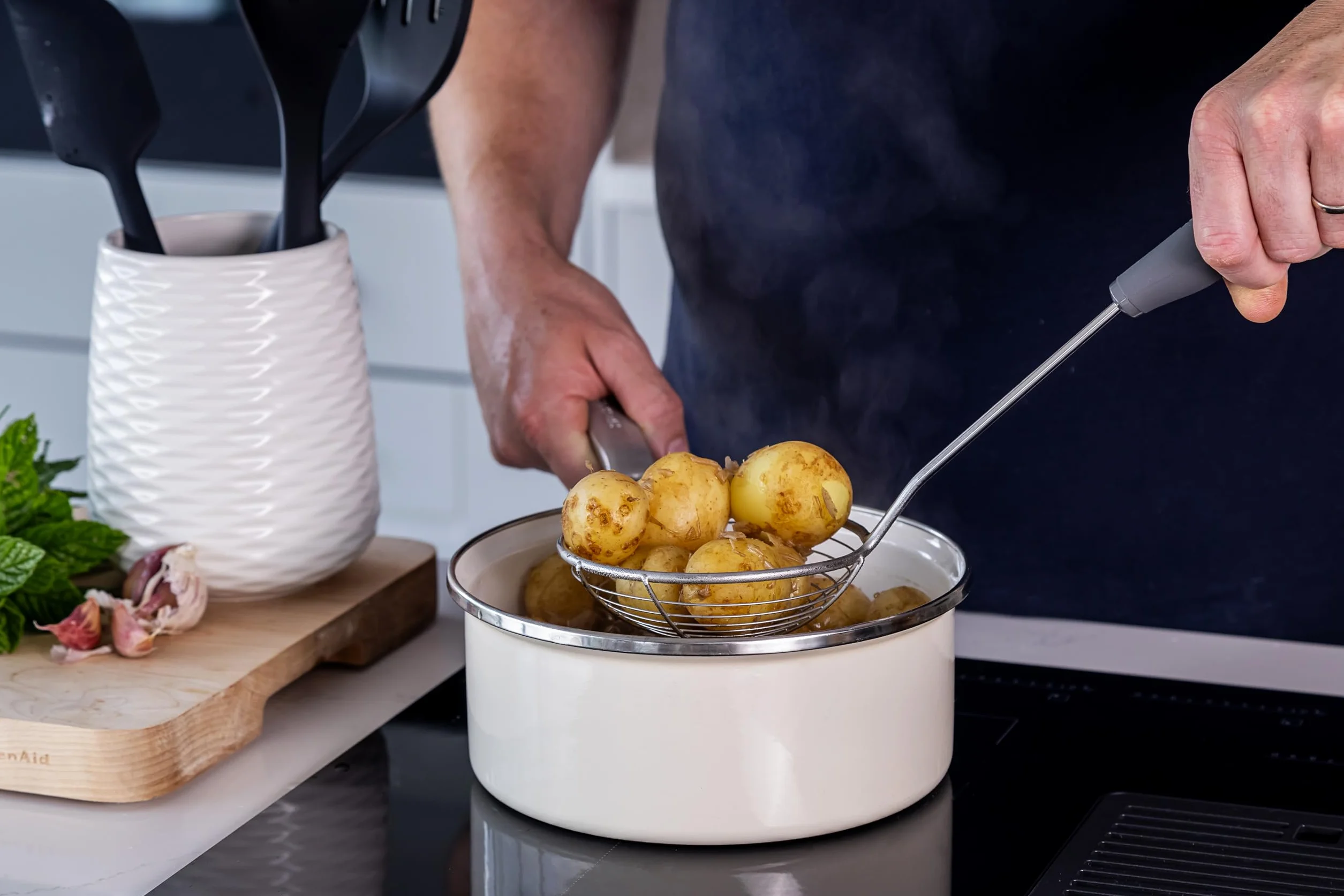 KitchenAid Skimmer z miękkim uchwytem - grafitowy