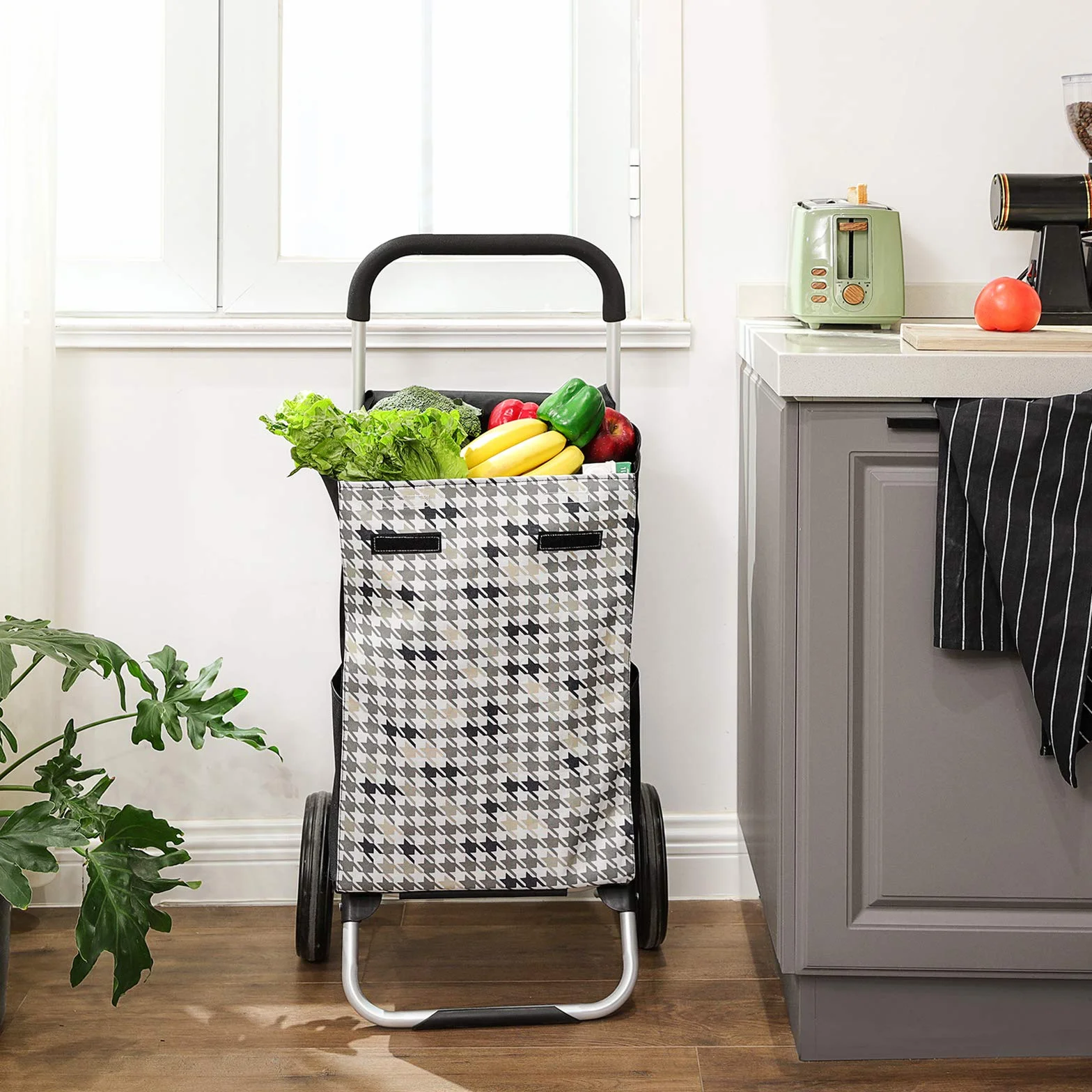 SONGMICS Wózek na zakupy, z kółkami, pojemność 40 l, z kieszeniami, ciche koła i haczyki, 33 x 47 x 97 cm, z wzorem w pepitkę, czarny KST06BF