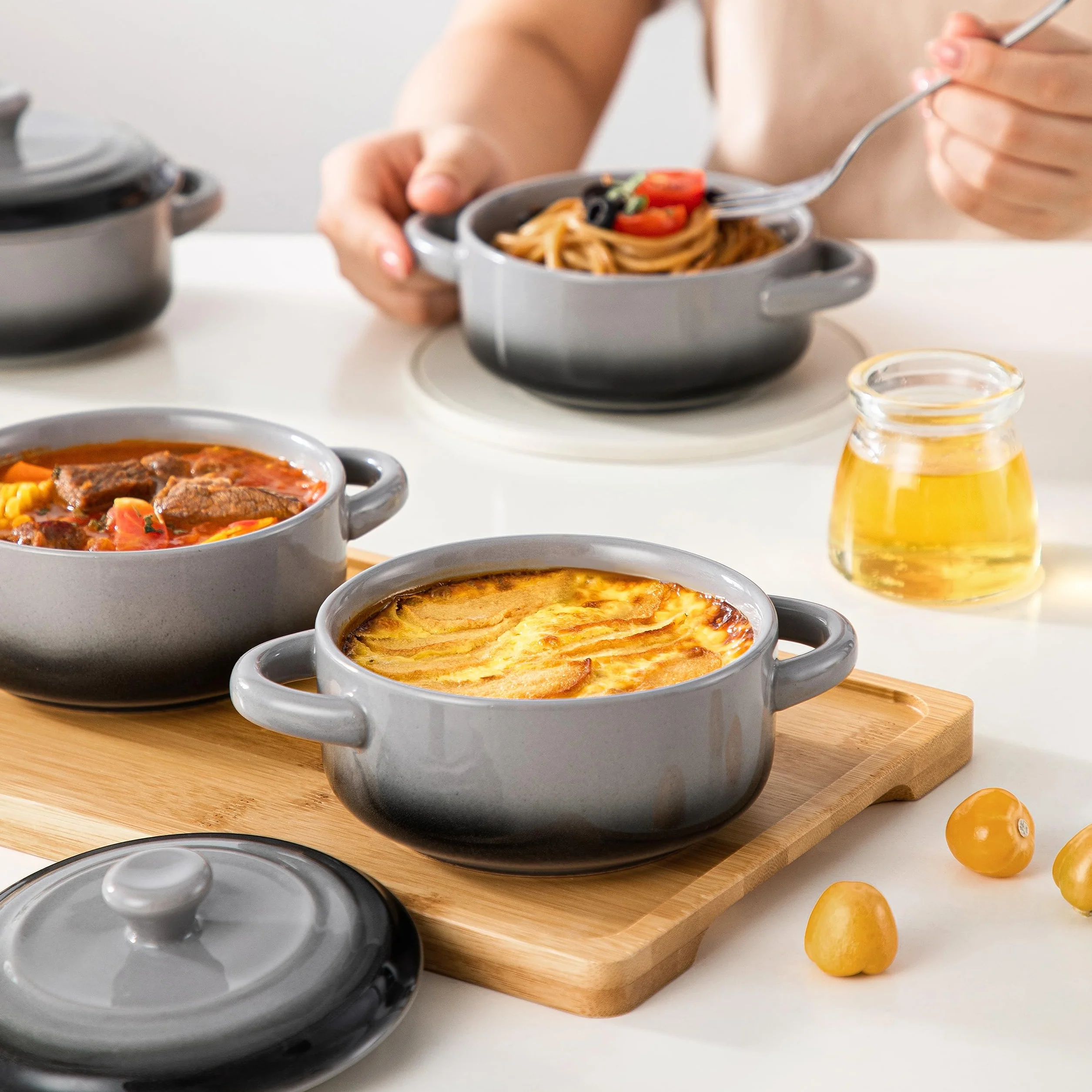 LOVECASA Małe naczynie do zapiekania do piekarnika, ceramiczny mini zestaw koktajli 350 ml, francuskie miski do zupy cebulowej z pokrywkami i uchwytem, ramekiny do gulaszu, lasagne, zestaw 4 szt