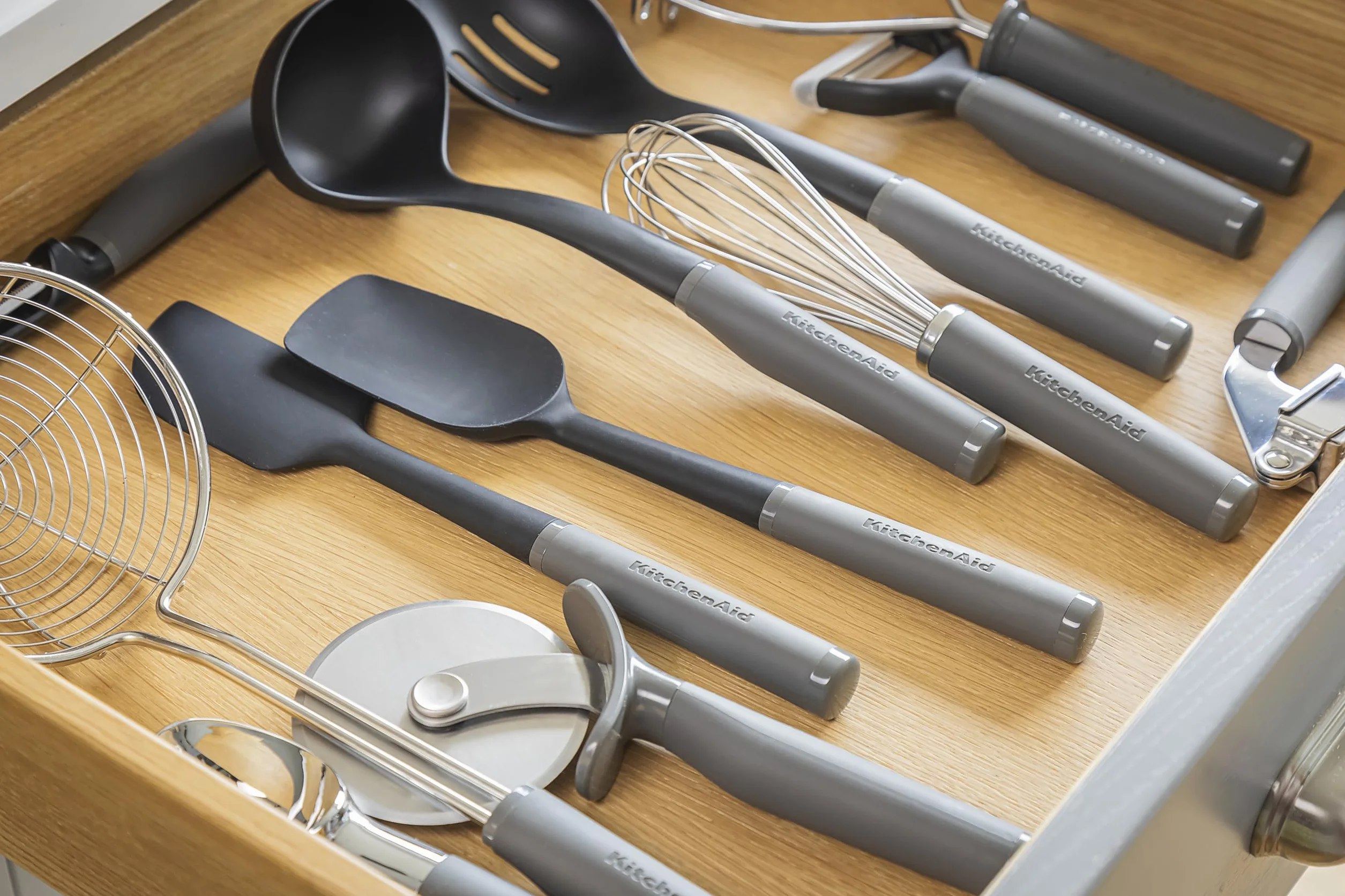 KitchenAid Skimmer z miękkim uchwytem - grafitowy
