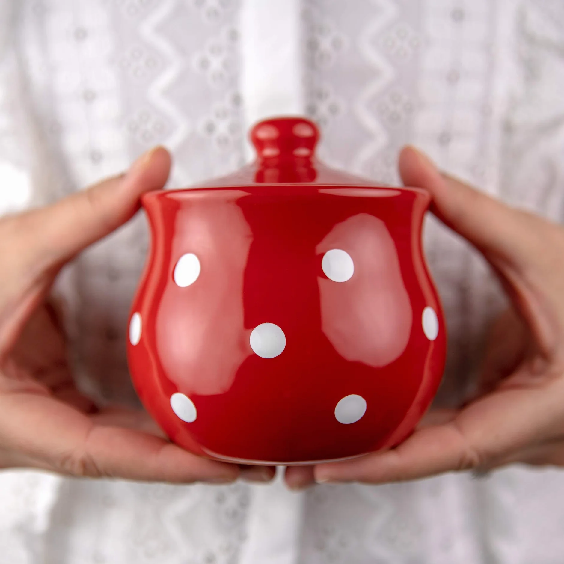 Ręcznie malowana ceramiczna cukiernica z pokrywką w kropki, czerwona i biała, pojemnik na miód dżem