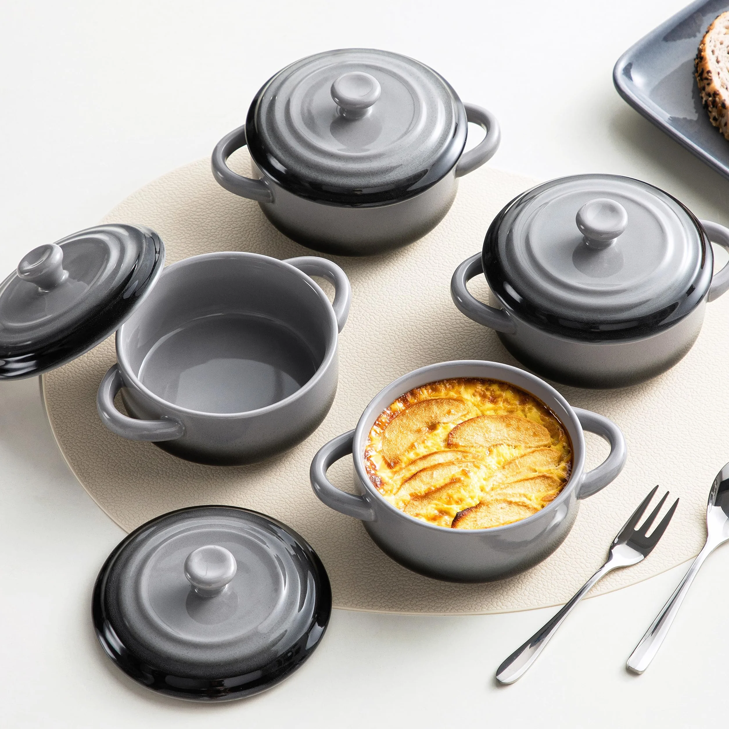 LOVECASA Małe naczynie do zapiekania do piekarnika, ceramiczny mini zestaw koktajli 350 ml, francuskie miski do zupy cebulowej z pokrywkami i uchwytem, ramekiny do gulaszu, lasagne, zestaw 4 szt