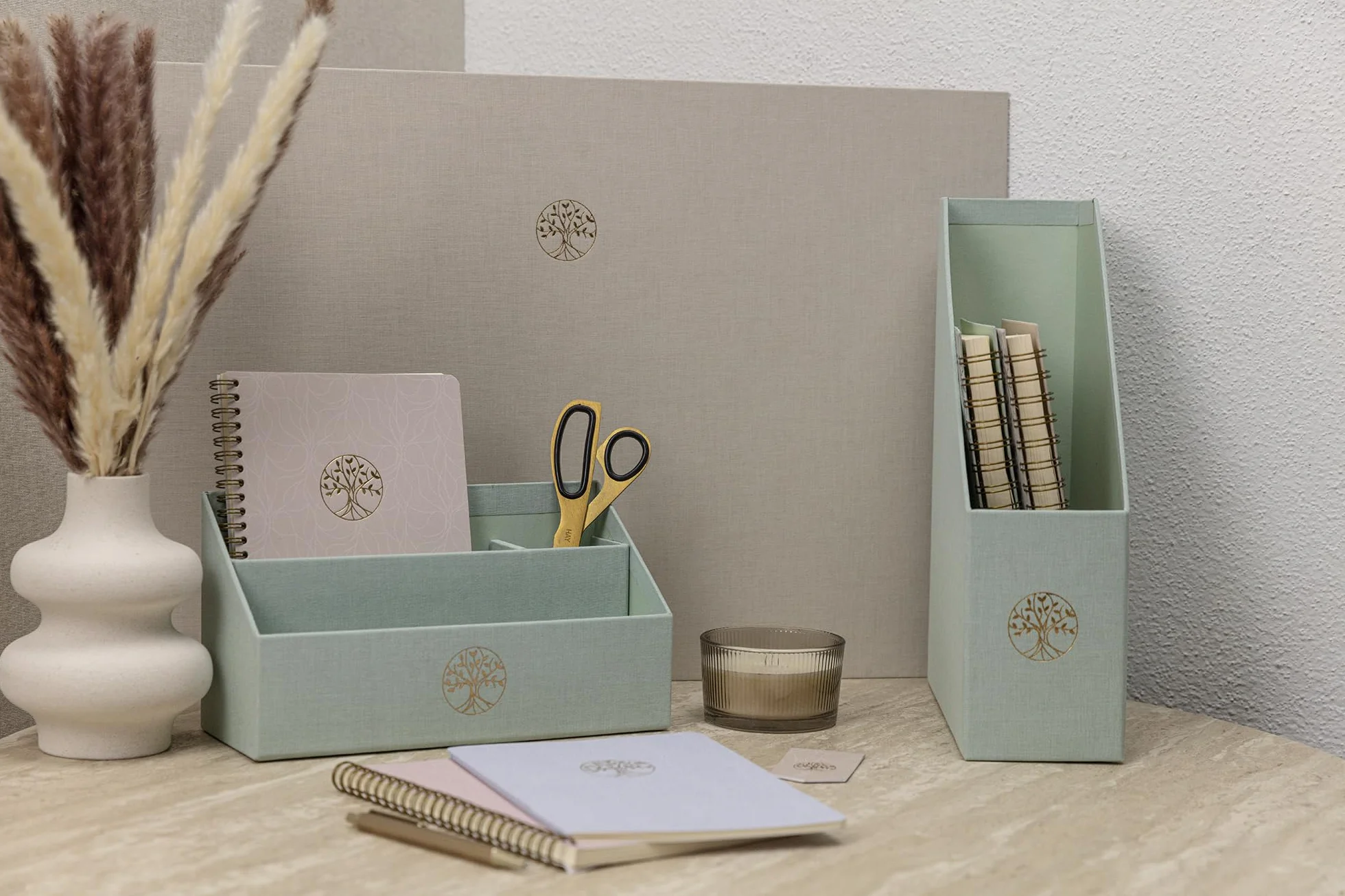 Clairefontaine 116237C – stojak na czasopisma Arbre de Vie na tle Toile du Marais w kolorze celadon – karton – 25 × 10 × 32,5 cm – home office – kolekcja Inspire