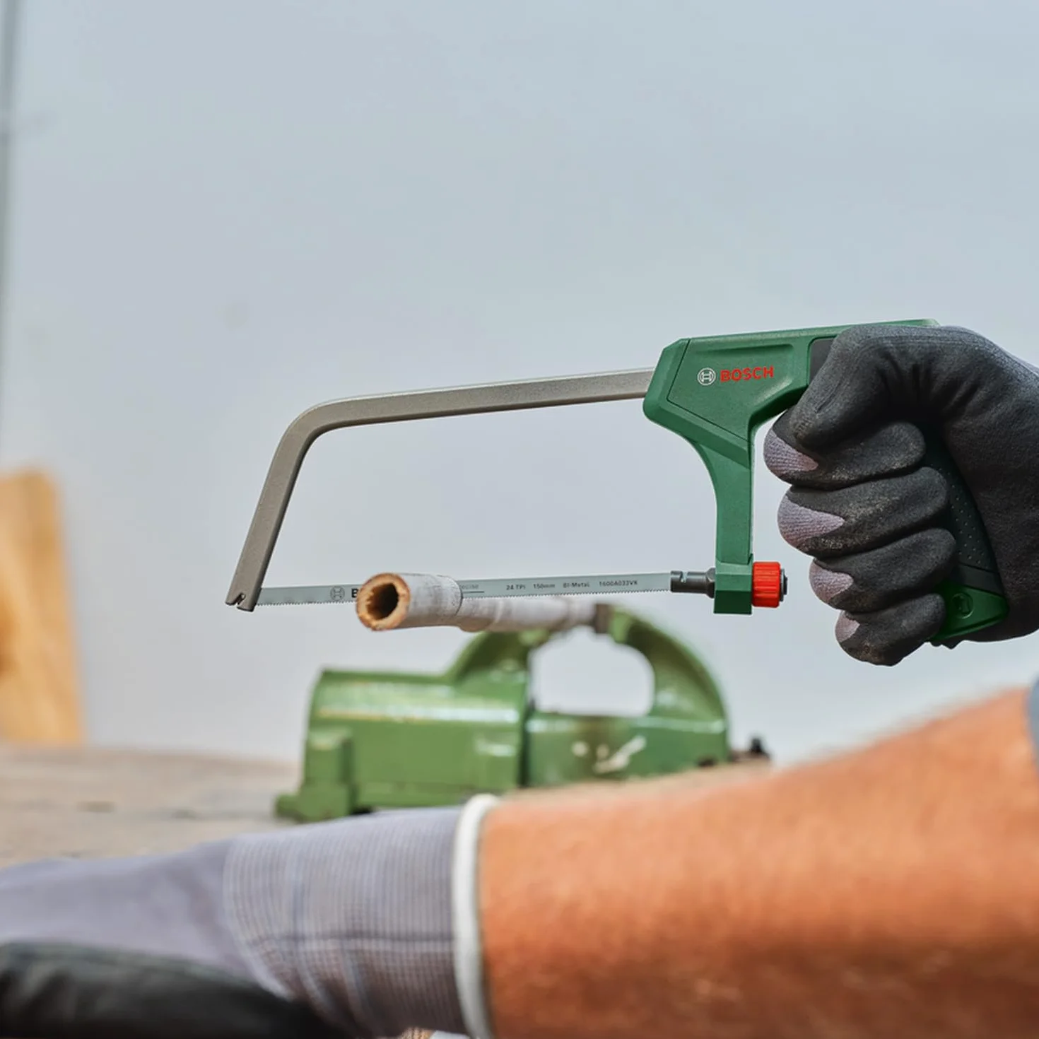 Bosch Piłka do metalu 150 mm (minipiłka do metalu z trwałym bimetal. brzeszczotem do precyz. cięć w metalu, tworzywach i miękkim drewnie, 24 TPI, łatwa wymiana brzeszczotu, miękka rękojeść Softgrip)