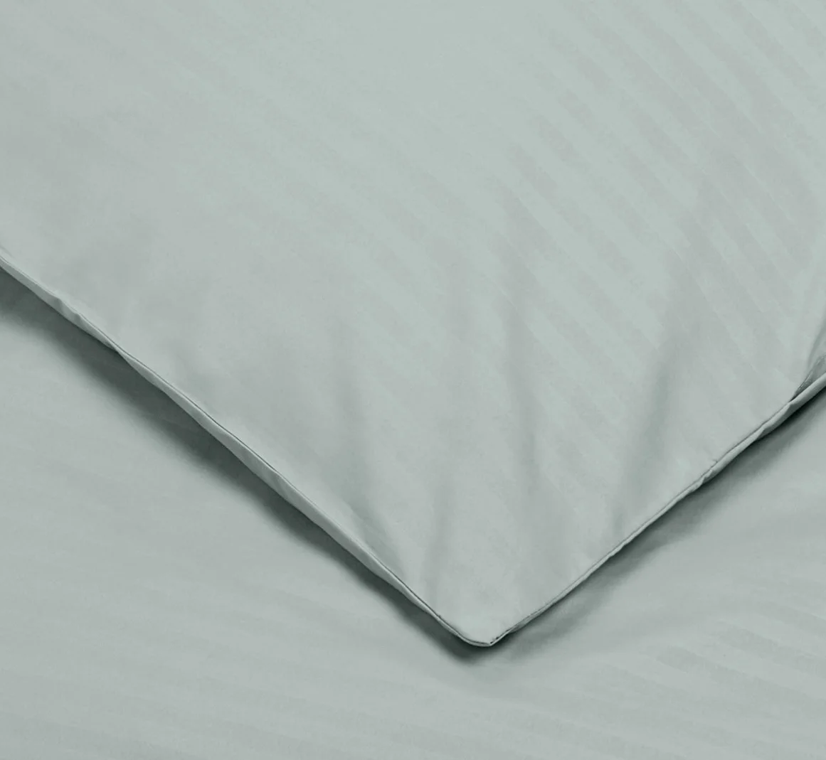 Amazon Basics Zestaw pościeli deluxe z mikrofibry, z poszewkami na poduszki, 135 x 200 cm, ciemnoszary