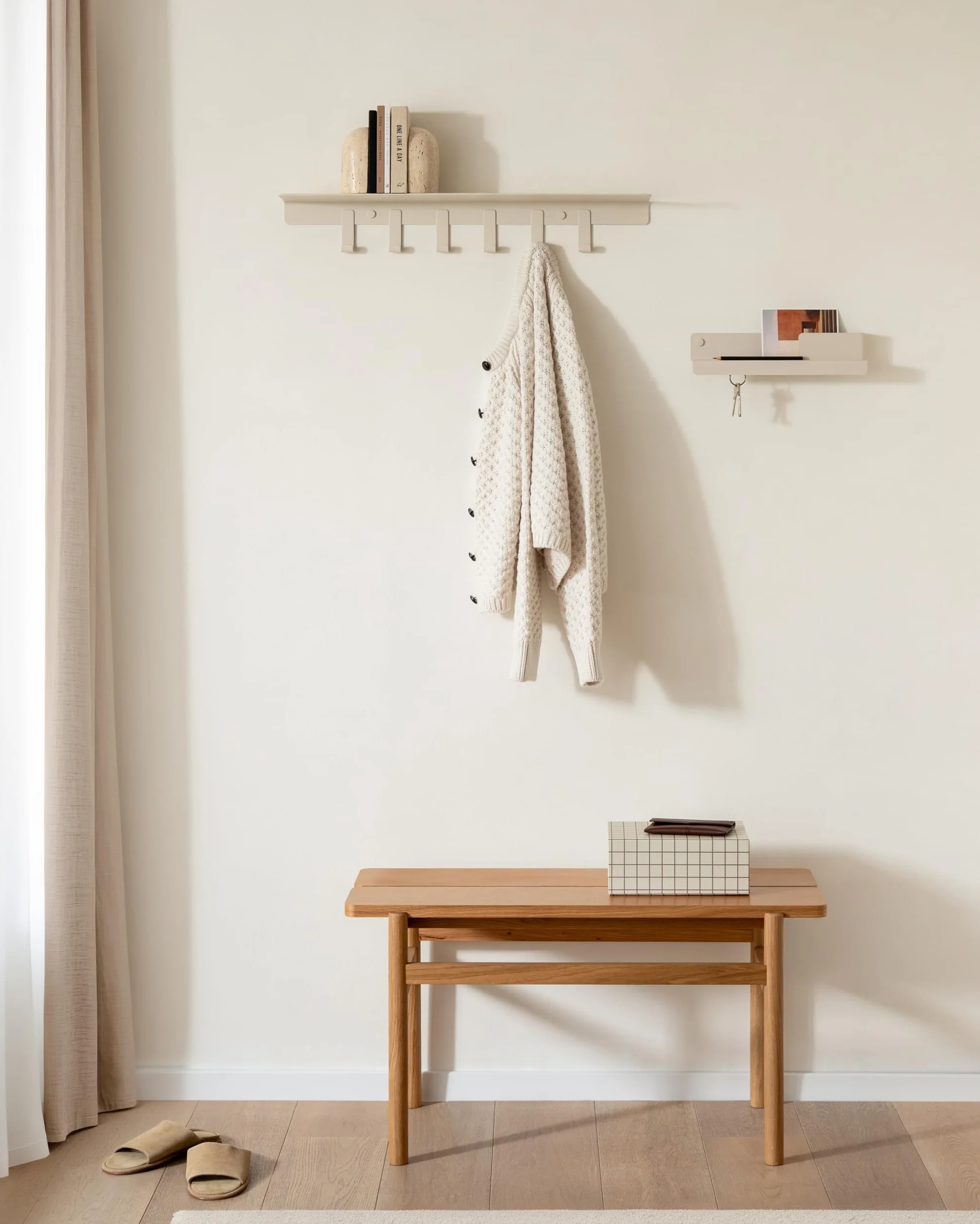 KAZAI. Wieszak ścienny 'Holmsen' | Nowoczesny wieszak z półką | Designerska listwa wieszakowa do przedpokoju z metalu | Listwa z haczykami do montażu na ścianie | Taupe Piaskowy