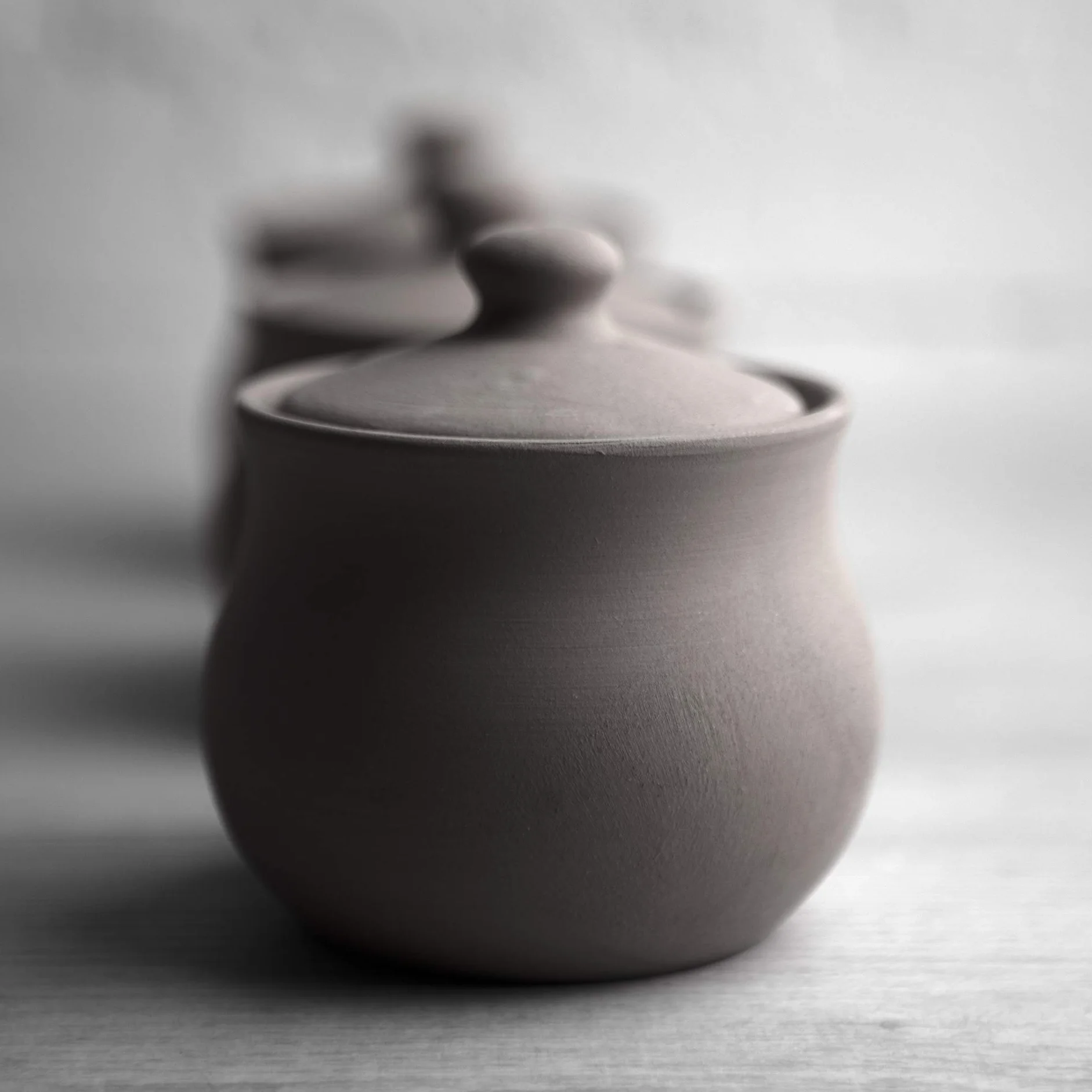 Ręcznie malowana ceramiczna cukiernica z pokrywką w kropki, czerwona i biała, pojemnik na miód dżem
