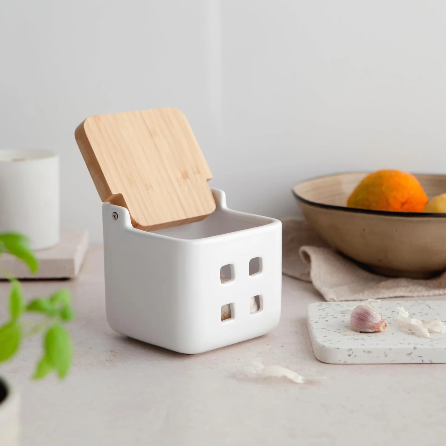 Ceramiczny pojemnik na czosnek z bambusową obrotową pokrywką, garnek do przechowywania czosnku z otworami wentylacyjnymi dla świeżości, błyszczący biały i naturalny bambus, 11,5 x 11,5 cm