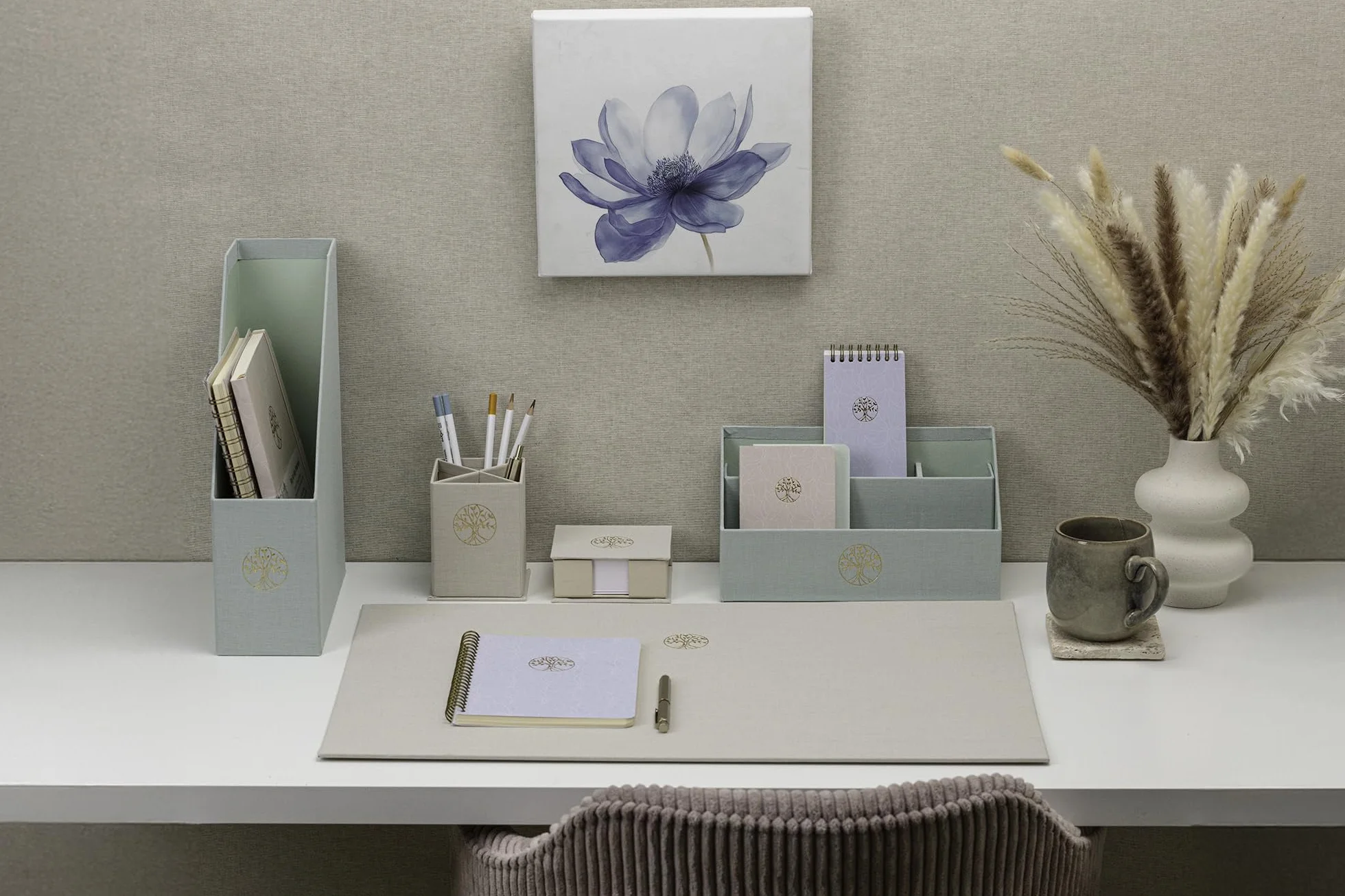 Clairefontaine 116237C – stojak na czasopisma Arbre de Vie na tle Toile du Marais w kolorze celadon – karton – 25 × 10 × 32,5 cm – home office – kolekcja Inspire