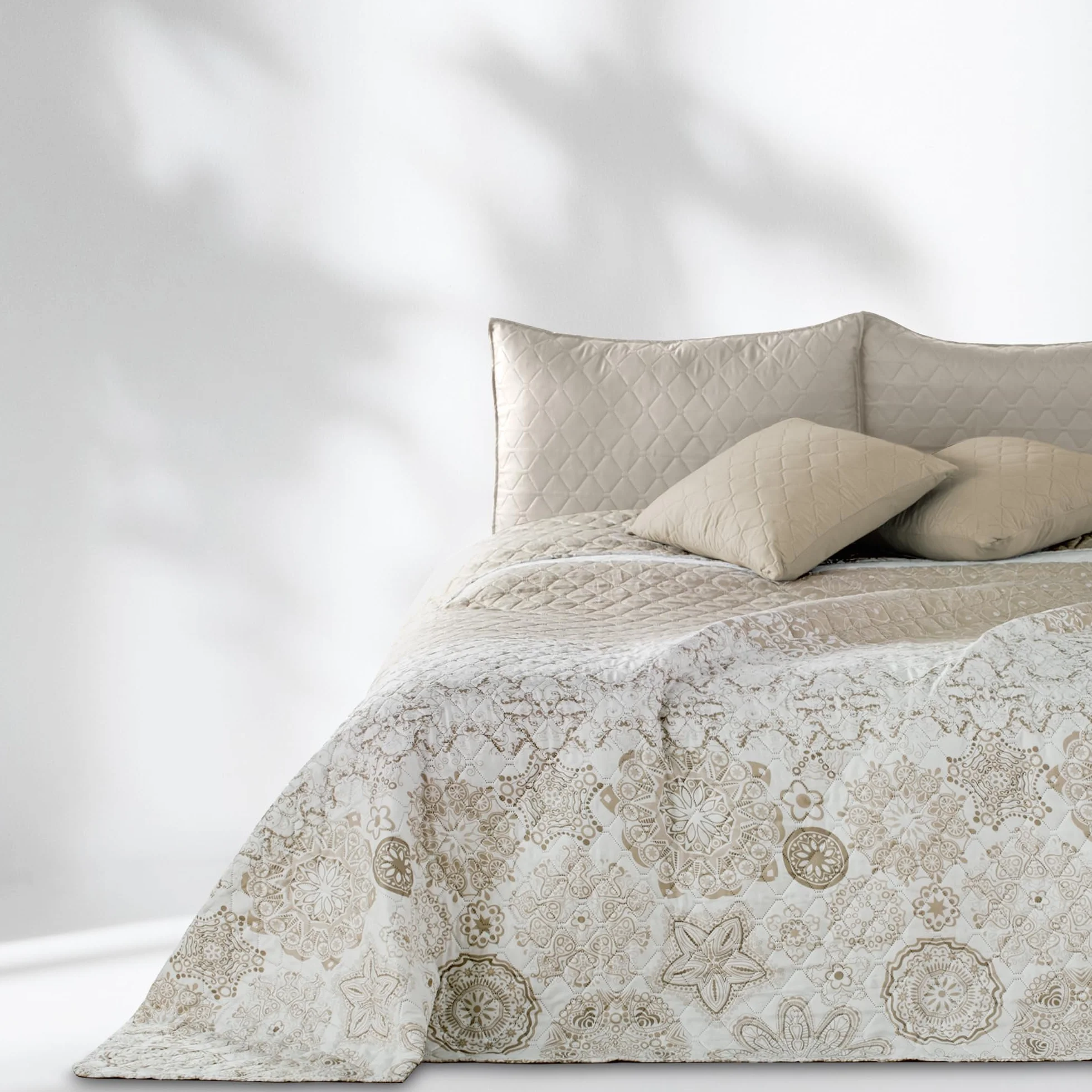 DecoKing Narzuta na łóżko 170 x 270 cm w abstrakcyjny wzór dwustronna Alhambra beżowy biały łatwa w pielęgnacji