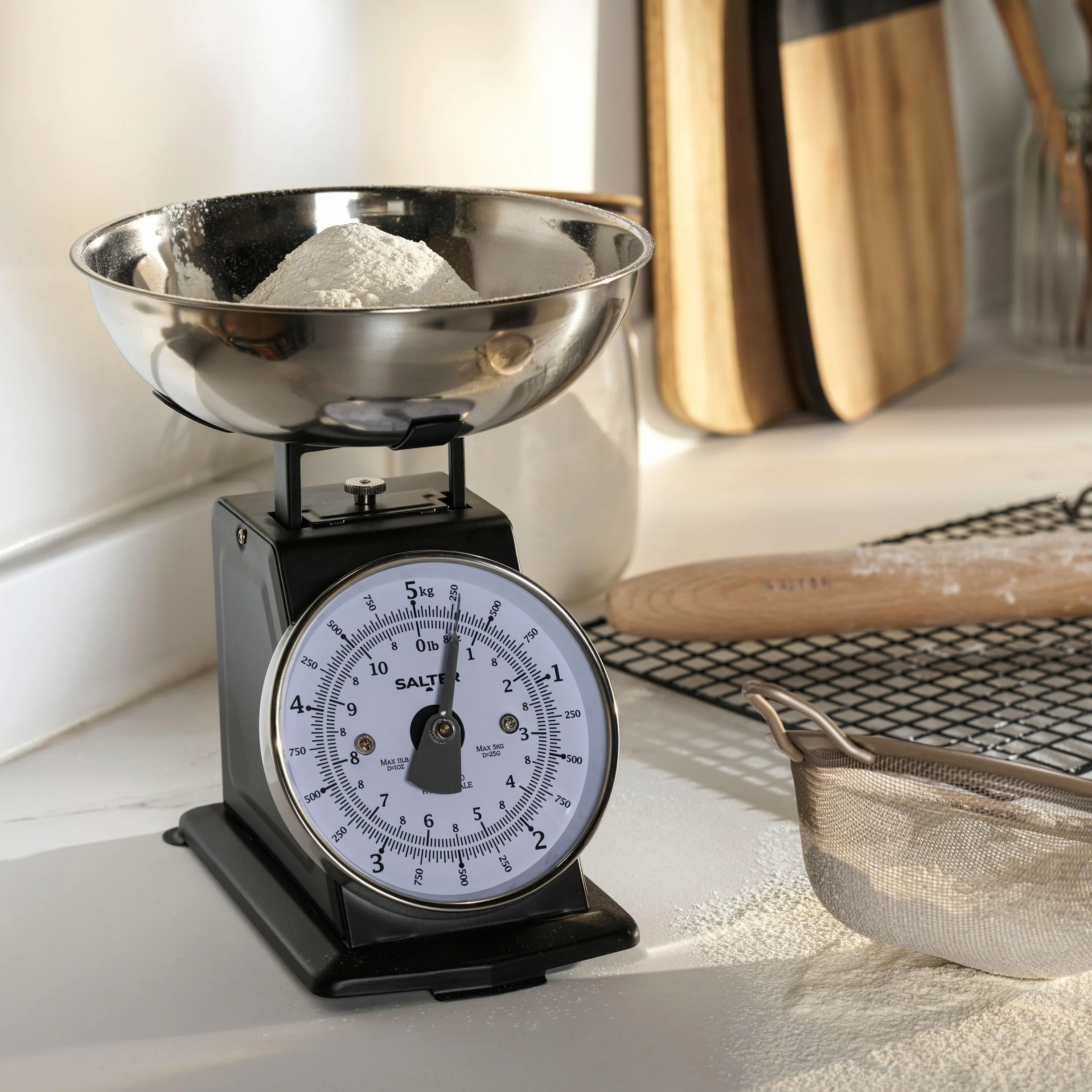 Salter SA00562BFEU12 Ponadczasowa mechaniczna waga kuchenna – pojemnosc 5 kg, miska nadajaca sie do mycia w zmywarce o pojemnosci 1 litra, skala do pieczenia, klasyczny design, duza tarcza cyfrowa