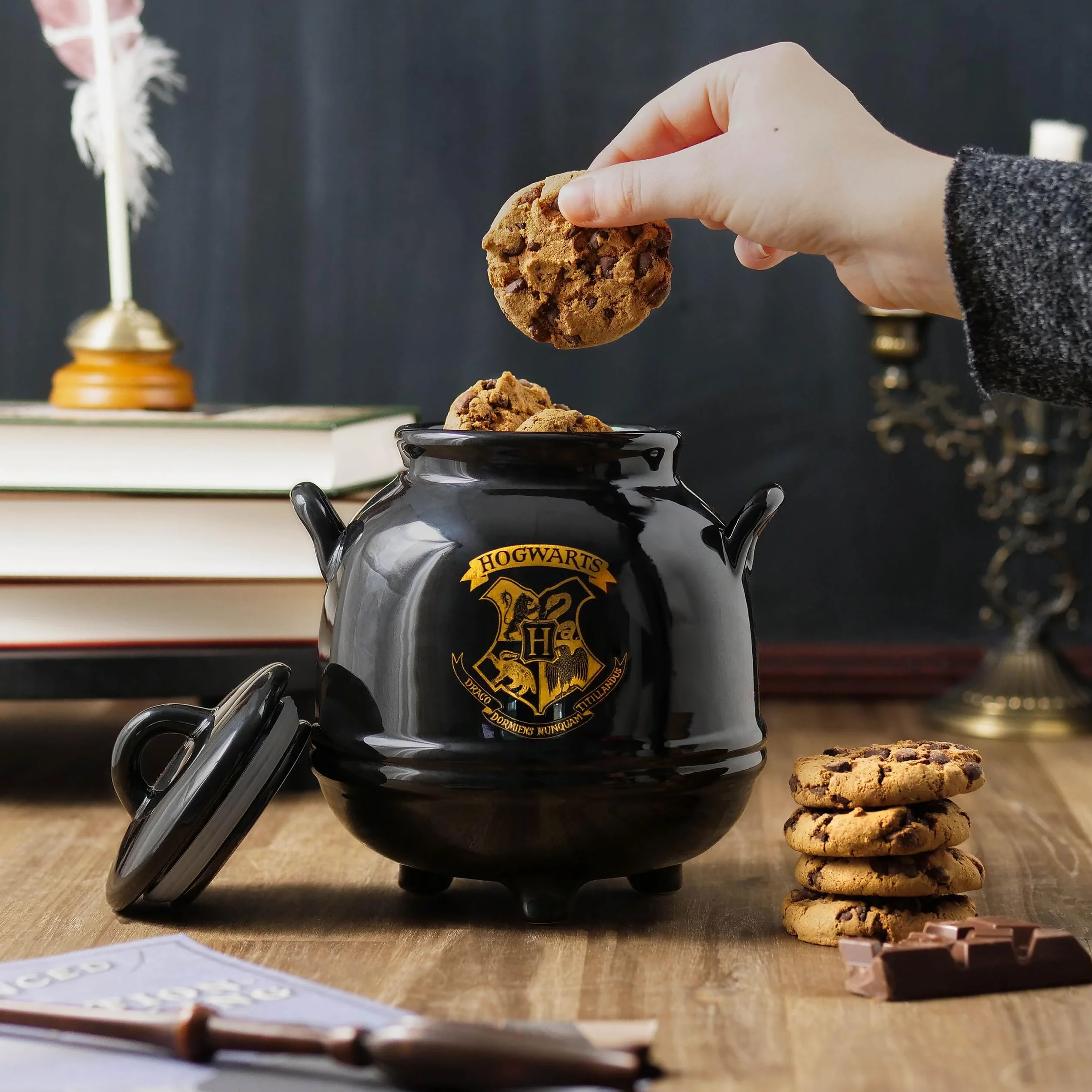Elbenwald Harry Potter Hogwarts Kocioł Słoik na Ciasteczka - Herb Szkoły Hogwarts Motyw Ceramiczny Czarny