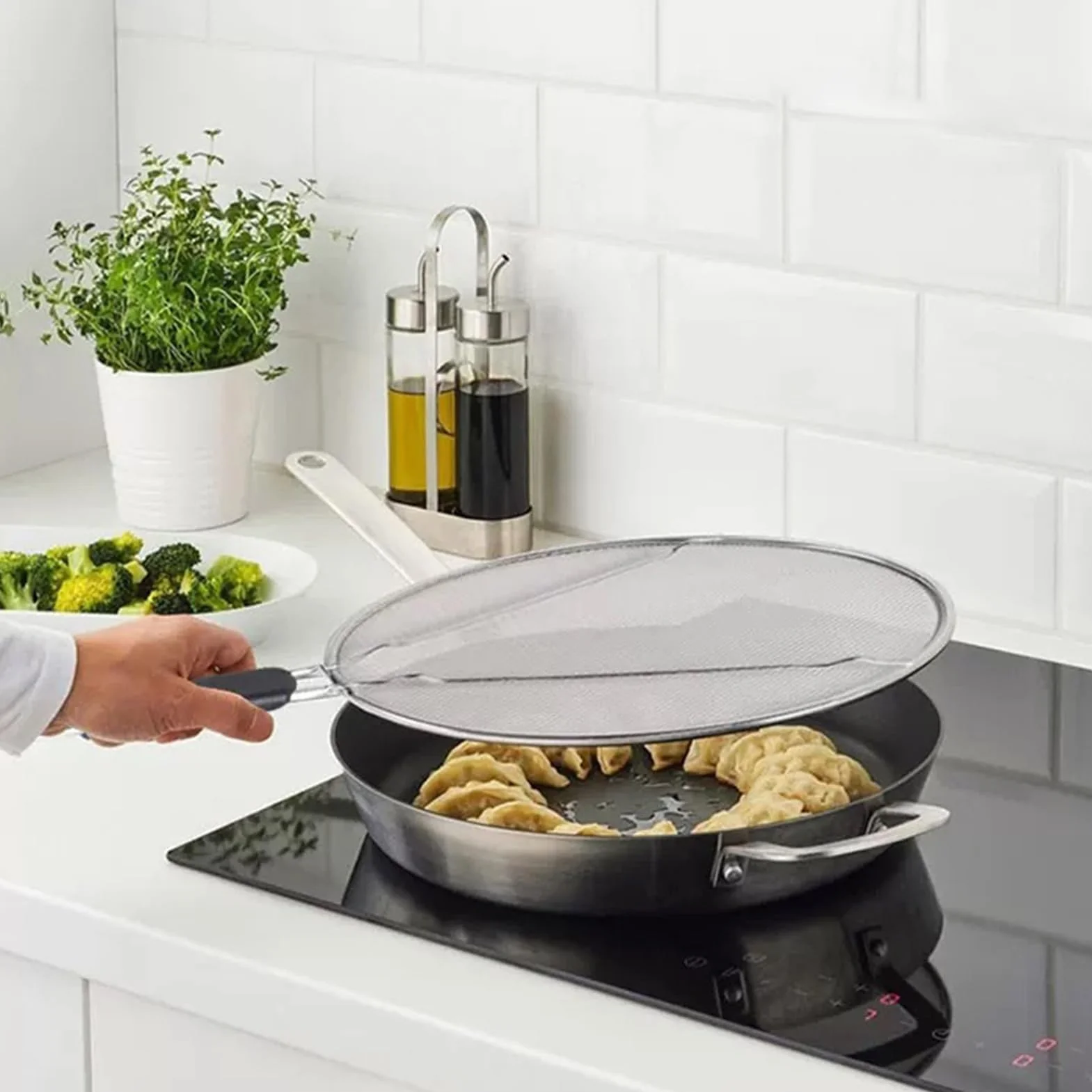 Fine Mesh Grease Splatter Screen Guard, Kitchen Protector for Frying Pan, Skillet, Stove, Oven, Grill, Pot, and Air Fryer, Prevents Oil Splash and Keeps Cooking Area Clean for Bacon, Sauces