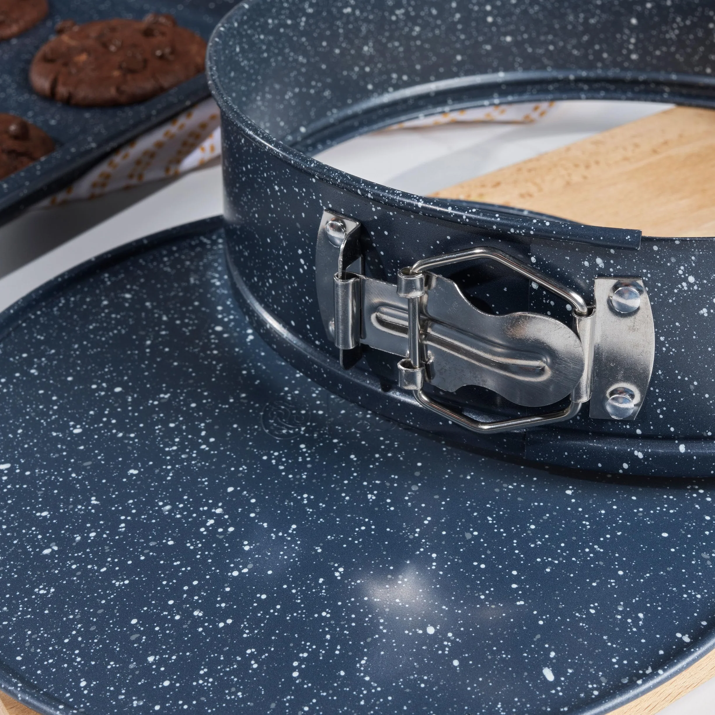 Russell Hobbs Nightfall Stone Tortownice z Wyjmowanym Dnem - Zestaw 2 Okrągłych Foremek do Pieczenia o Średnicy 24 cm, Xylan Nieprzywierająca, Łatwe Wyjmowanie Spodu, Stal Węglowa, Bez PFOA