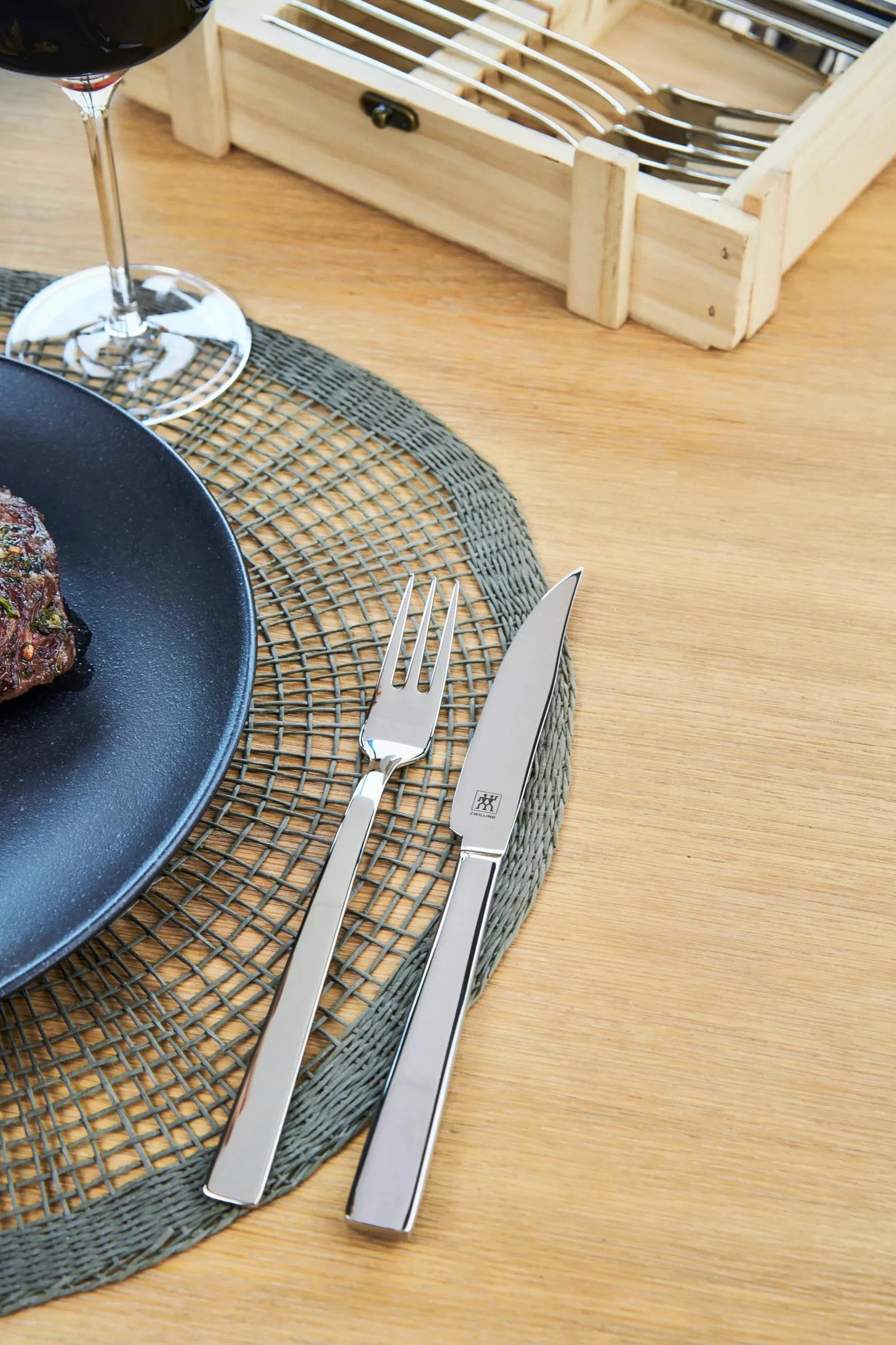 Zwilling Steak Besteck Set, 12-teilig Holz-Box, 6 Steakmesser - 6 Steakgabeln, spülmaschinengeeignet, Poliert 18/10 rostfreierEdelstahl