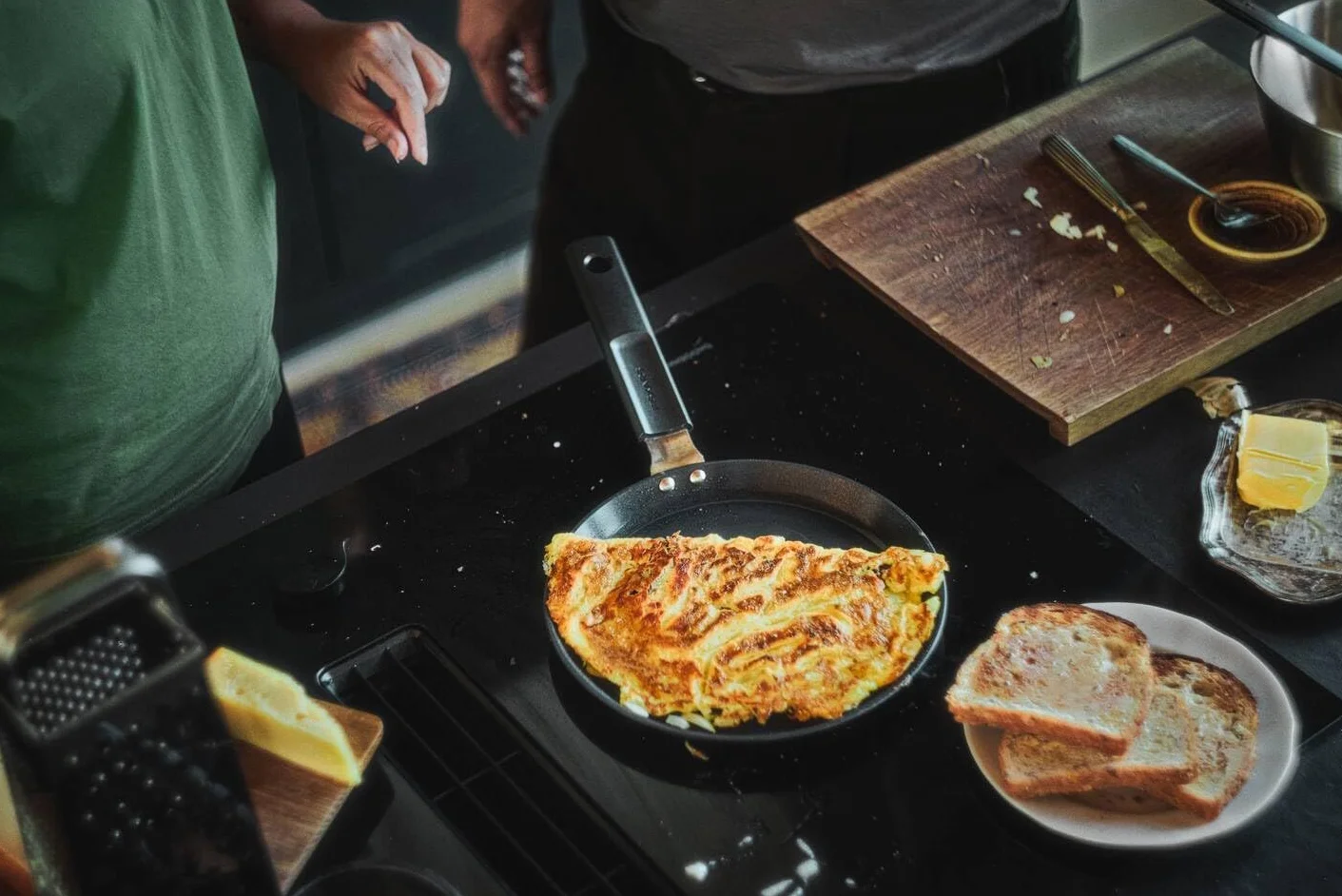 Fiskars Patelnia do omletów, twarda powierzchnia, średnica 22 cm, odpowiednia do wszystkich płyt grzewczych, powłoka nieprzywierająca, odporna na zarysowania, aluminium/plastik, czarna, 1075522