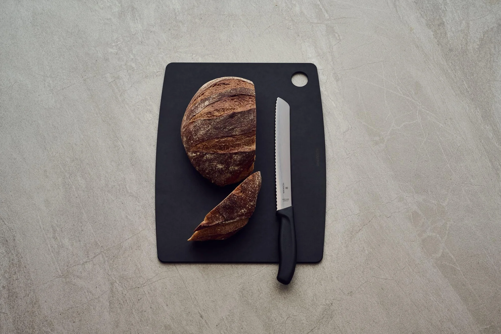 Victorinox, 6.8633.21B, Swiss Classic, Brotmesser, Extra scharfe Klinge, mit Wellenschliff, robuster Kunststoff-Griff, Schwarz, Made in Switzerland, Spülmaschinengeeignet