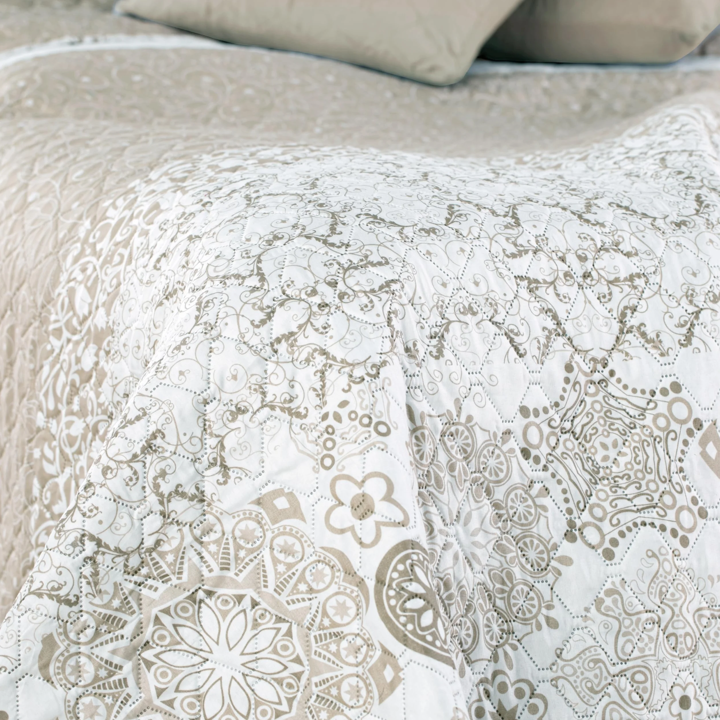 DecoKing Narzuta na łóżko 170 x 270 cm w abstrakcyjny wzór dwustronna Alhambra beżowy biały łatwa w pielęgnacji