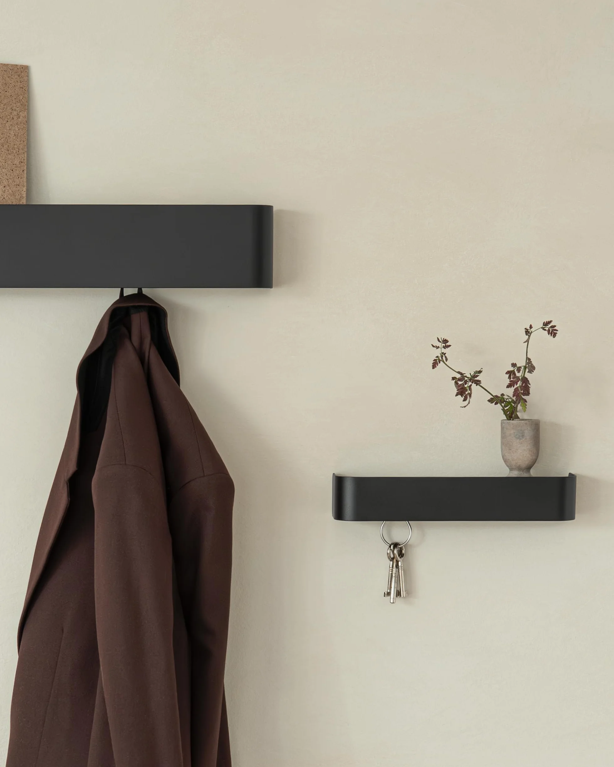 KAZAI. Wieszak na klucze Tone | Minimalistyczny wieszak na klucze z Berlina | Metalowa półka | Czarny