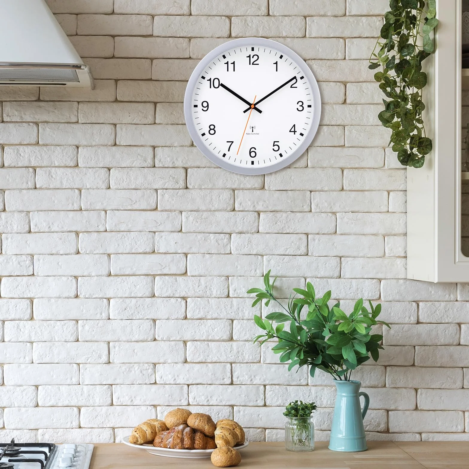 VIVILINEN Cichy sterowany radiowy zegar ścienny 30 cm nowoczesny design srebrny