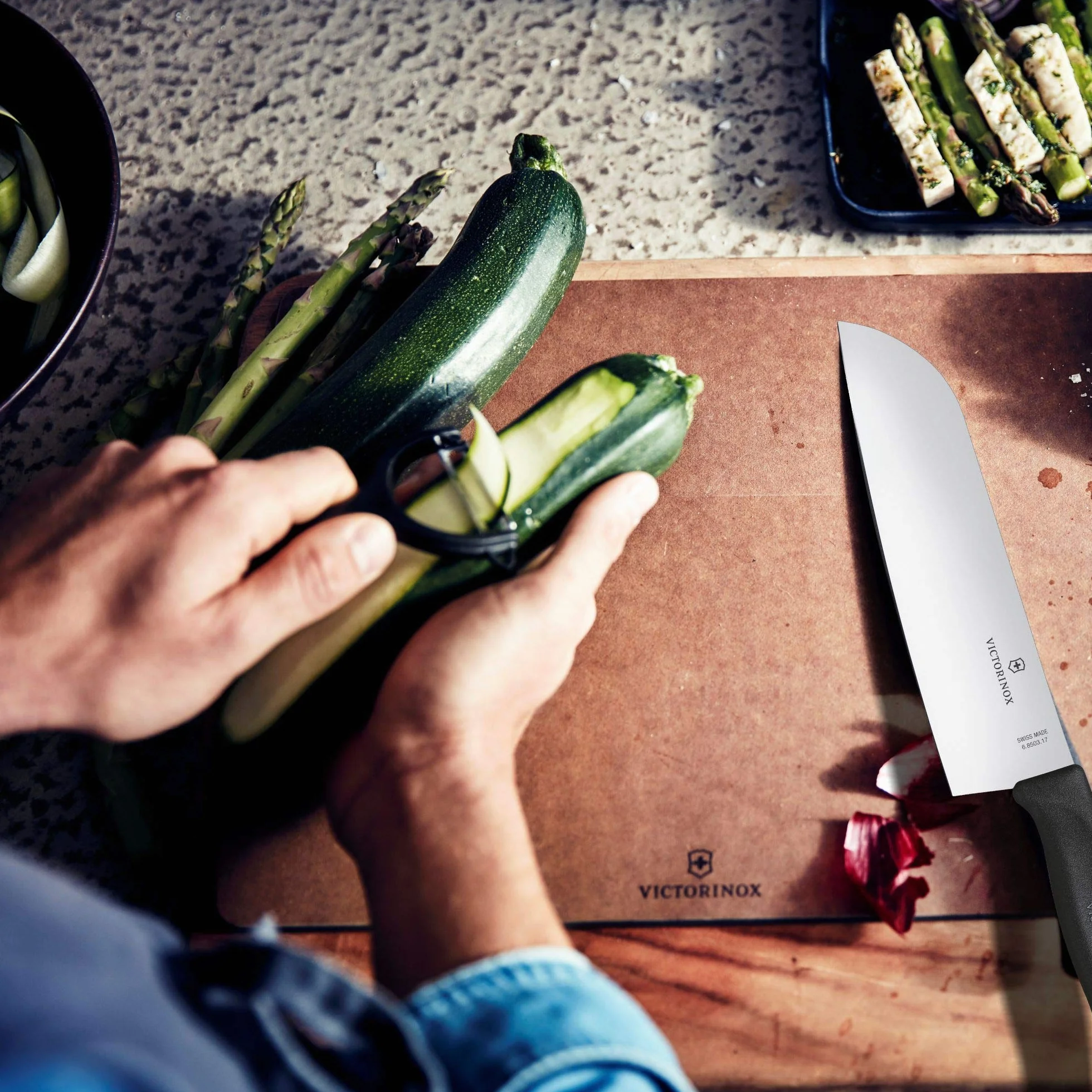 Victorinox, 6.8503.17B, Swiss Classic, Santokumesser, Extra scharfe Klinge, mit geradem Schliff, robuster Kunststoff-Griff, Schwarz, Made in Switzerland, Spülmaschinengeeignet