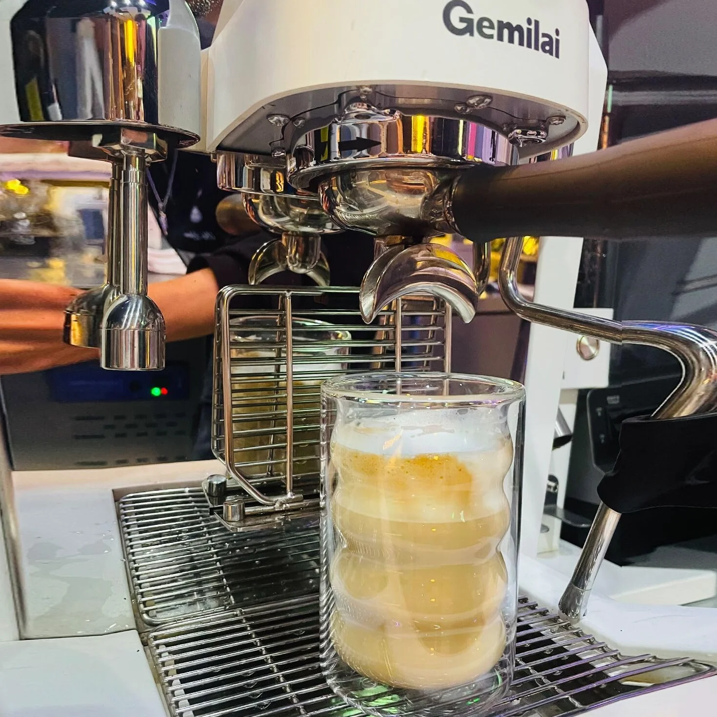 Szklanki do latte macchiato z podwójnymi ściankami, 400 ml, do kawy, cappuccino, espresso i herbaty, spiralne szklanki termiczne, ze szkła borokrzemowego, 6 szklanek i 6 łyżeczek
