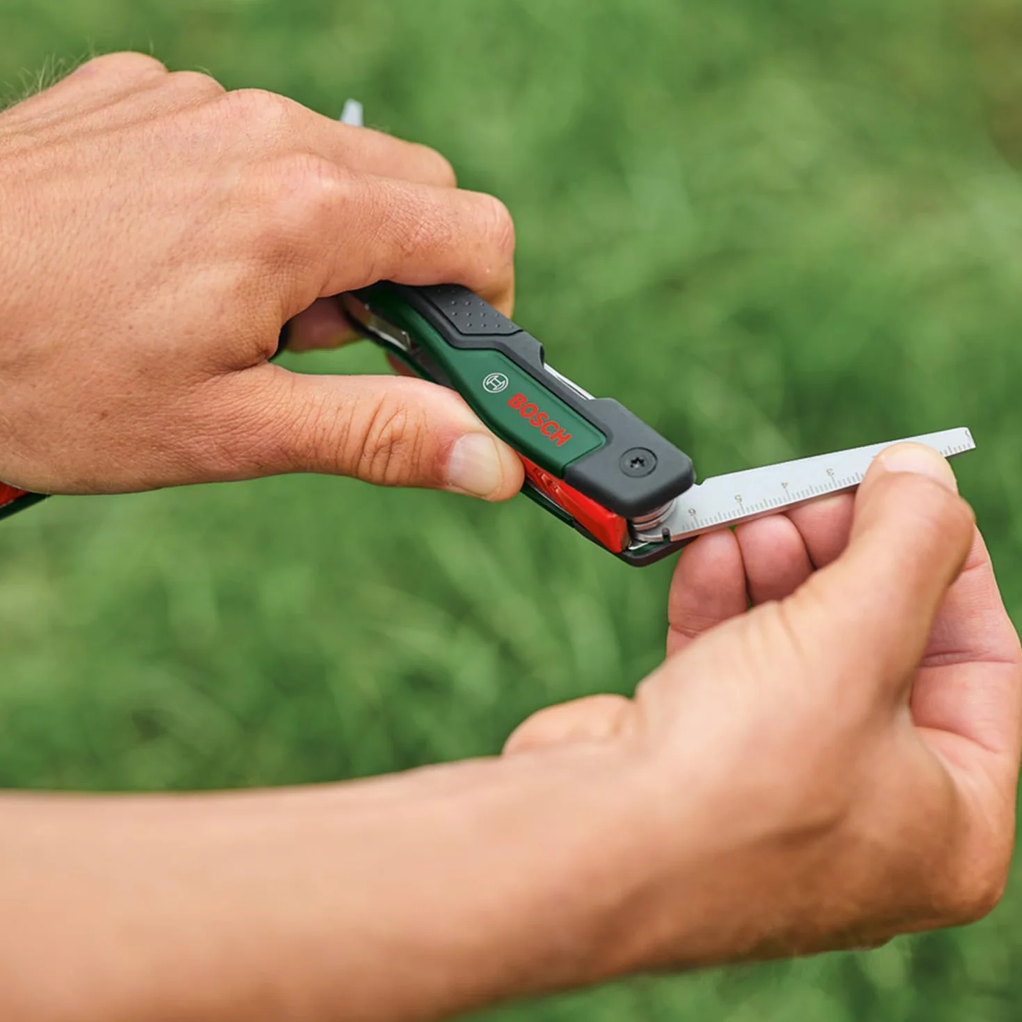 Bosch multitool 16 w 1 (wielofunkcyjny nóż, prac na zewn. i na kempingu, stal nierdz., funkcja blokady, miękka okł. Softgrip, 16 funkcji: szczypce, szczypce do cięcia drutu, wkrętak, nóż, piła itp.)