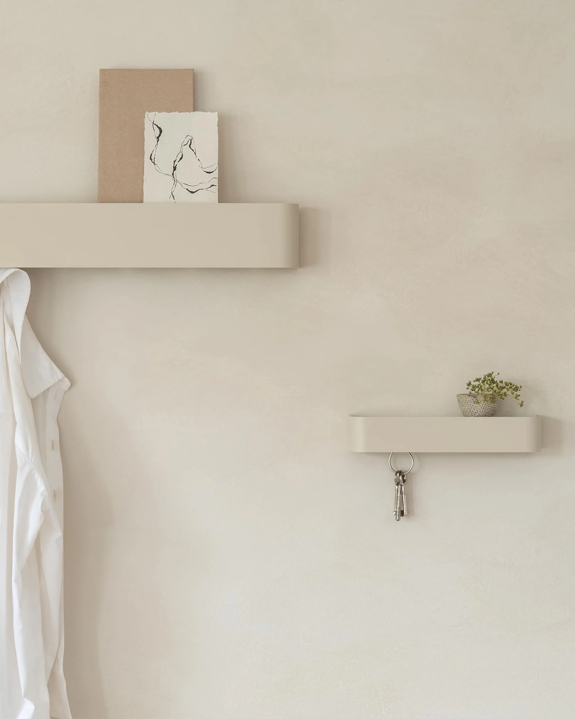 KAZAI. Wieszak na klucze 'Tone' | Minimalistyczny design wieszaków na klucze z Berlina | Nowoczesny uchwyt z metalową półką | Tablica jako mebel przedpokoju na ścianę | Taupe Piaskowy