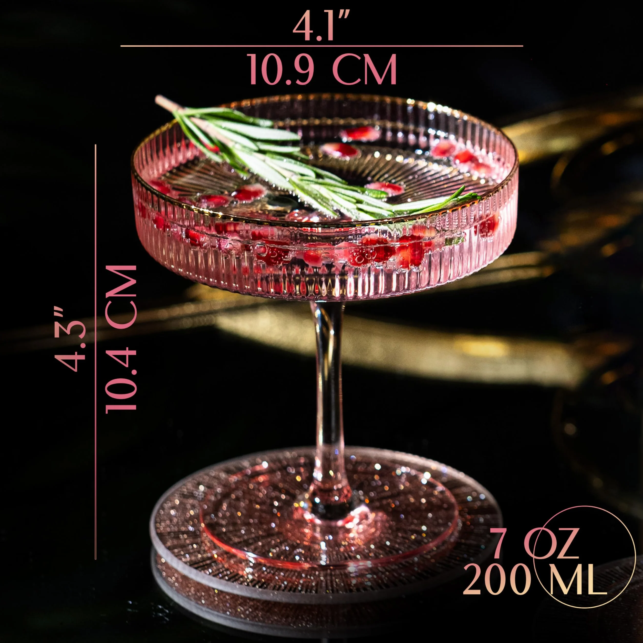 Coupe Prążkowane szklanki do koktajli w delikatnym różowym kolorze ze złotą krawędzią w stylu vinatge, art deco, 4 sztuki, 200 ml do szampana, espresso Martini, Cosmopolitan, Daiquiri, kryształowe