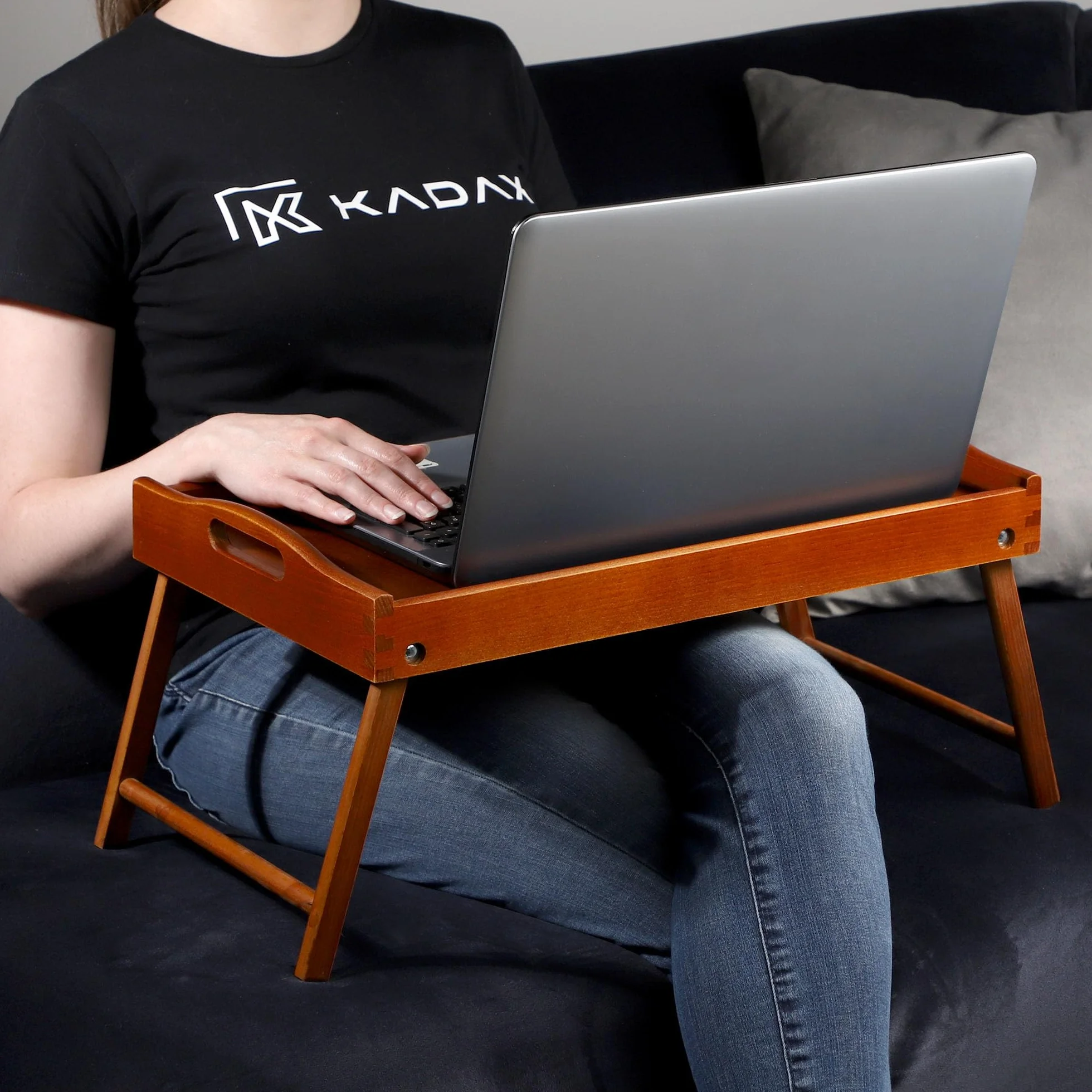 KADAX Stolik do łóżka taca śniadaniowa z drewna sosnowego 19 x 30 x 50 cm składana taca do serwowania brązowy