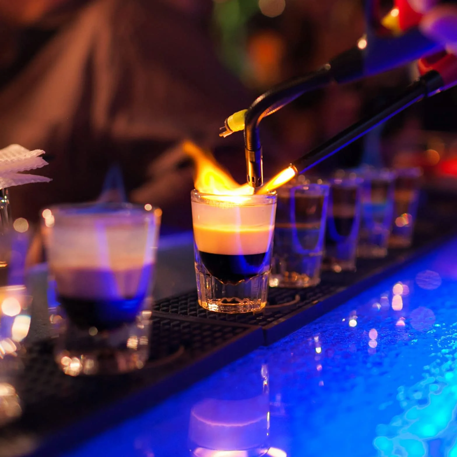 Zestaw 6 kreatywnych kieliszków do mocnych alkoholi, kieliszki do shotów, kieliszki do wódki z złotym tłoczeniem i złotą folią na dnie, idealne na imprezę, idealne do grappy, koniaku, wódki