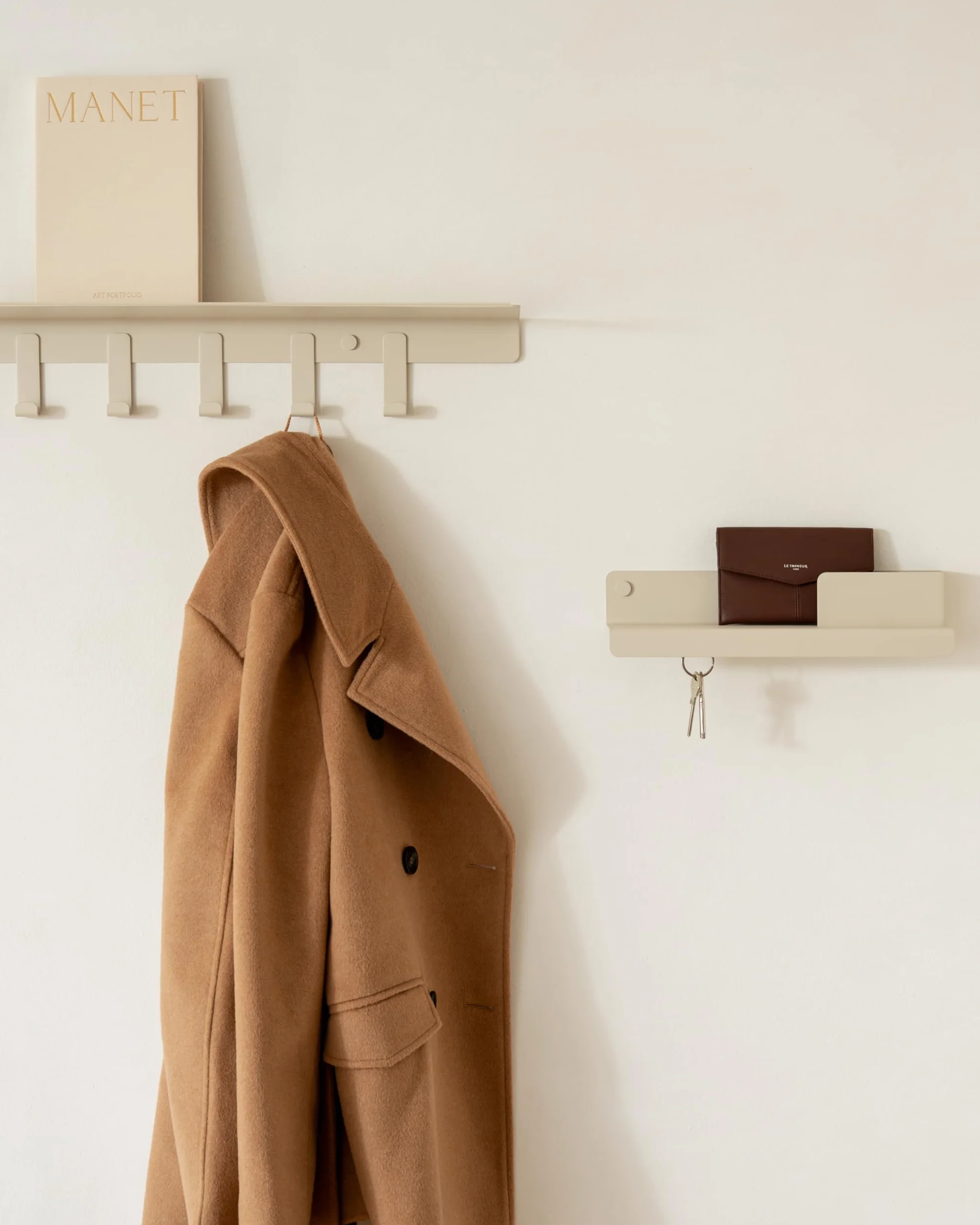 KAZAI. Wieszak ścienny 'Holmsen' | Nowoczesny wieszak z półką | Designerska listwa wieszakowa do przedpokoju z metalu | Listwa z haczykami do montażu na ścianie | Taupe Piaskowy