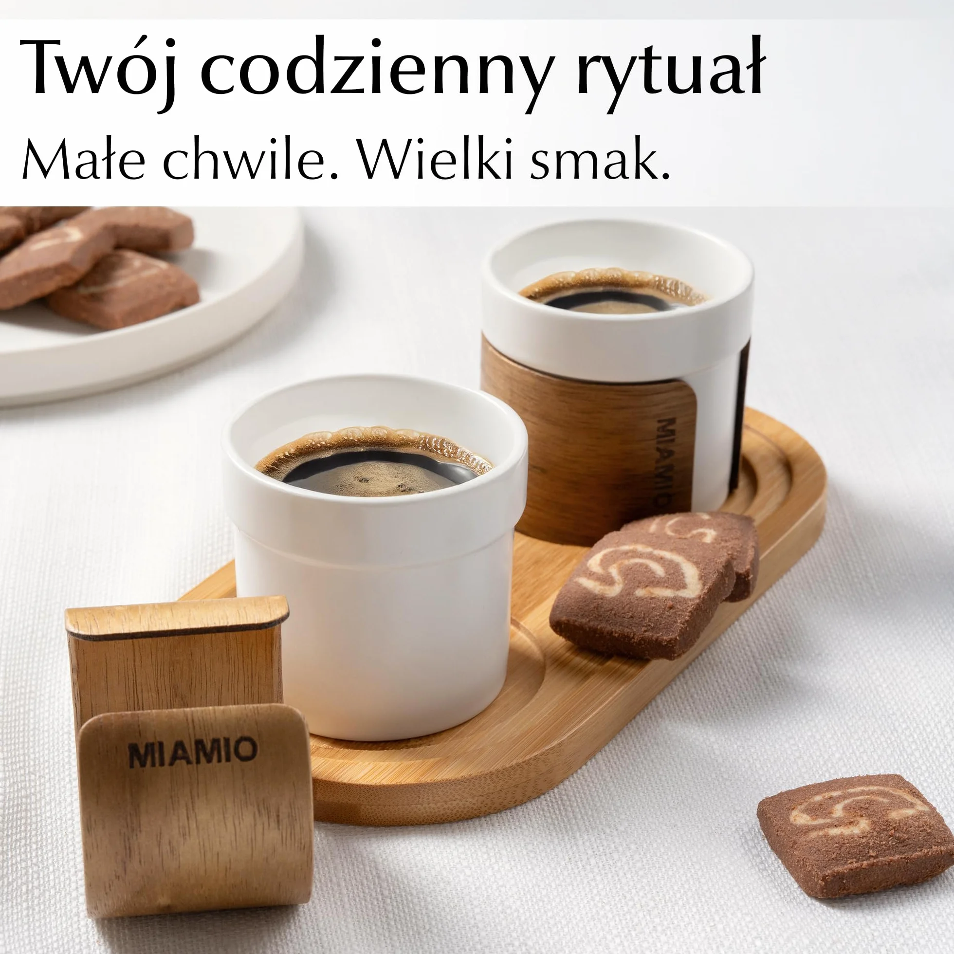 MIAMIO – Zestaw filiżanek do espresso 4 szt. (100 ml) Filiżanki do herbaty w stylu japońskim z ceramiki/Filiżanki bez uchwytu z demontowanym drewnianym mankietem (Biały)