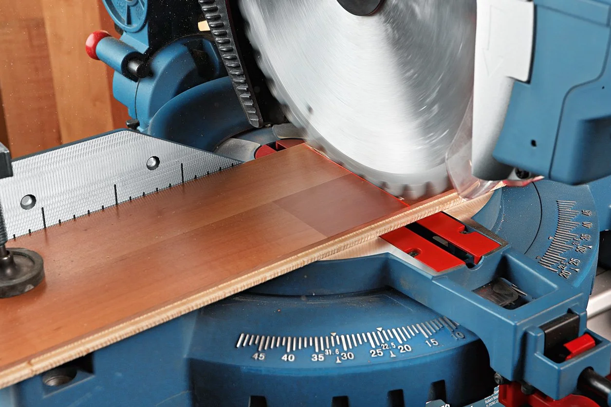 Bosch Professional: stacjonarna piła uniwersalna GTM 12 JL (Ø tarczy: 305 mm, 1 tarcza pilarska, drążek prowadzący)