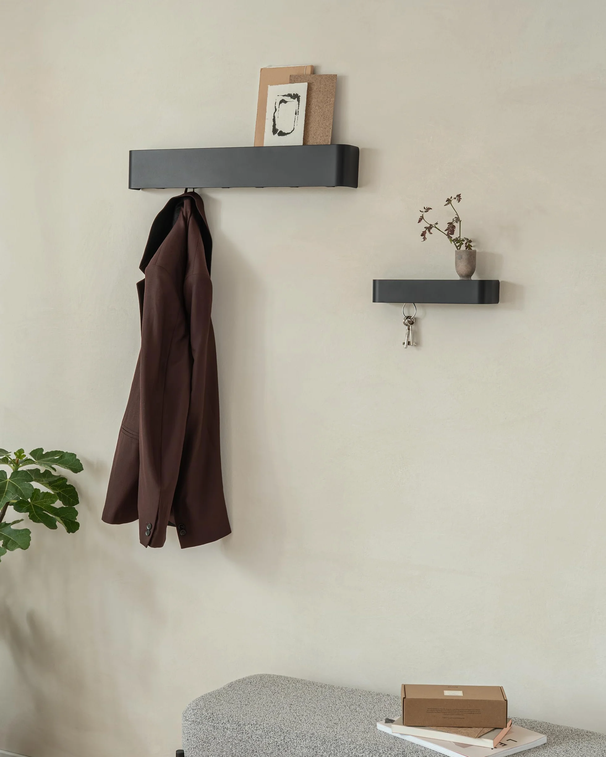 KAZAI. Wieszak na klucze Tone | Minimalistyczny wieszak na klucze z Berlina | Metalowa półka | Czarny
