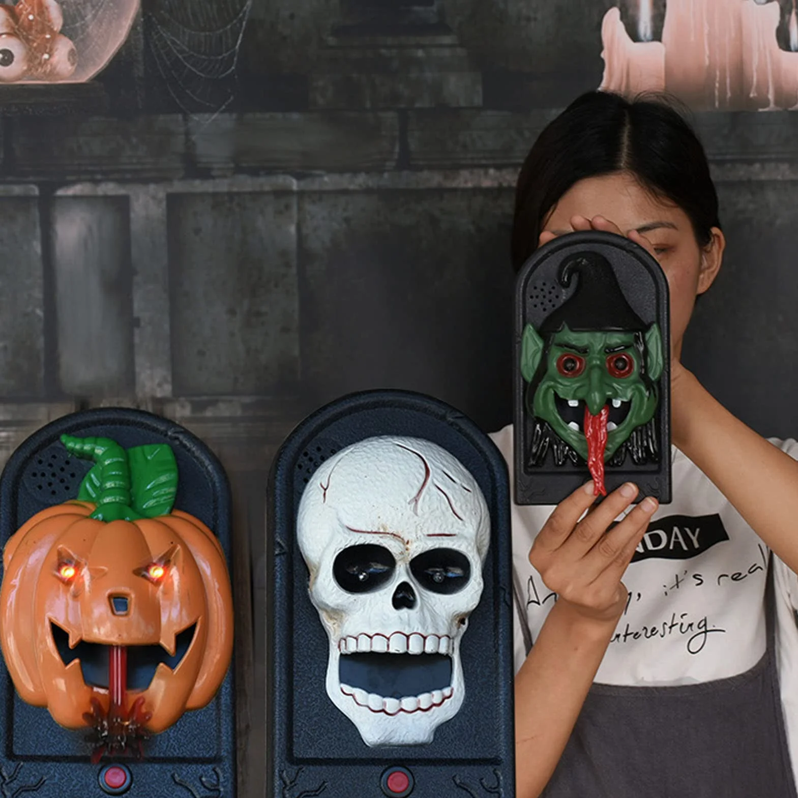Upiorny dzwonek do drzwi wystający język kryty wystrój na zewnątrz łatwy w użyciu do nawiedzonego domu Escape Room Halloween dzwonek do dekoracji: Kształt czaszki