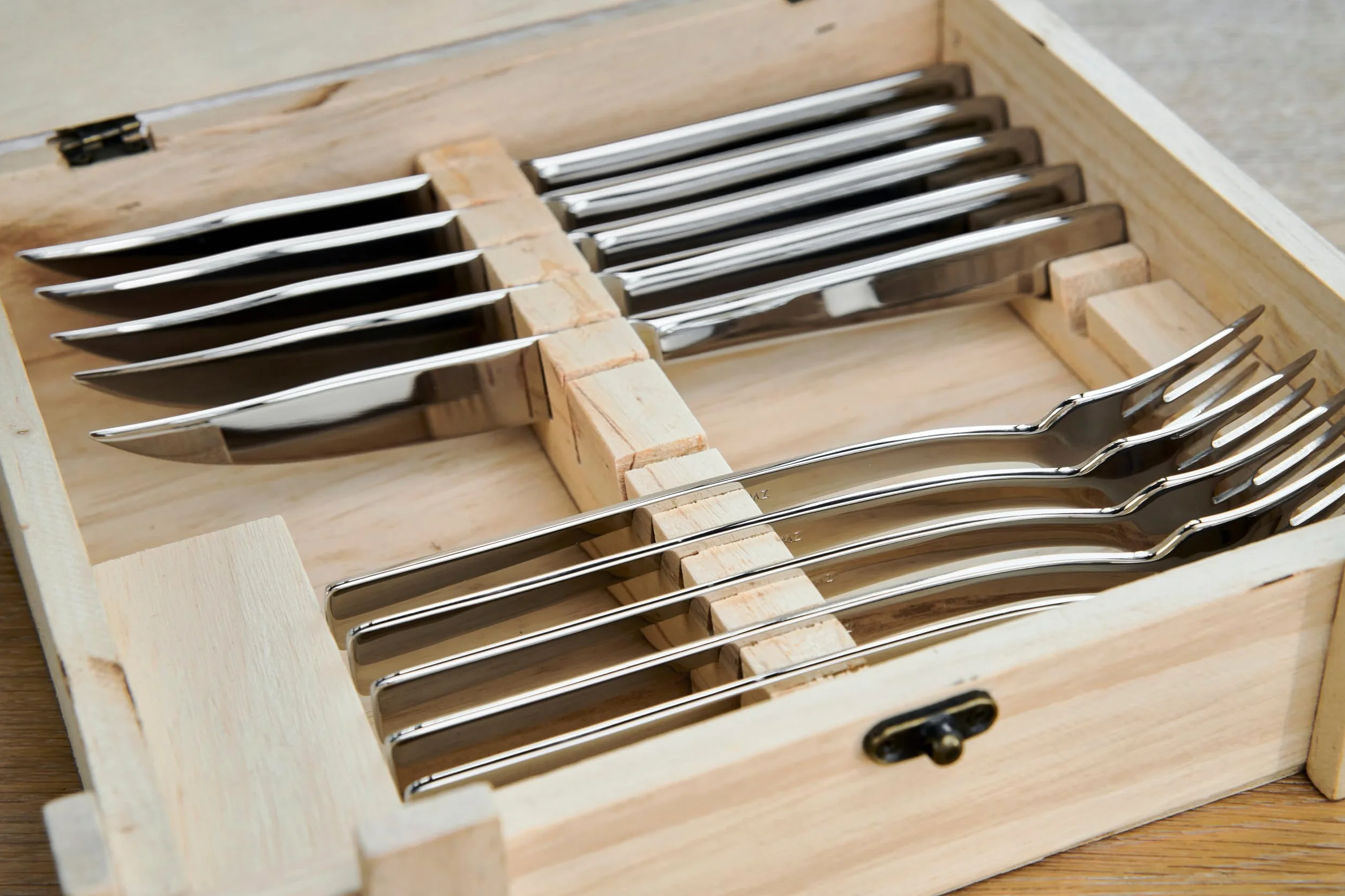 Zwilling Steak Besteck Set, 12-teilig Holz-Box, 6 Steakmesser - 6 Steakgabeln, spülmaschinengeeignet, Poliert 18/10 rostfreierEdelstahl