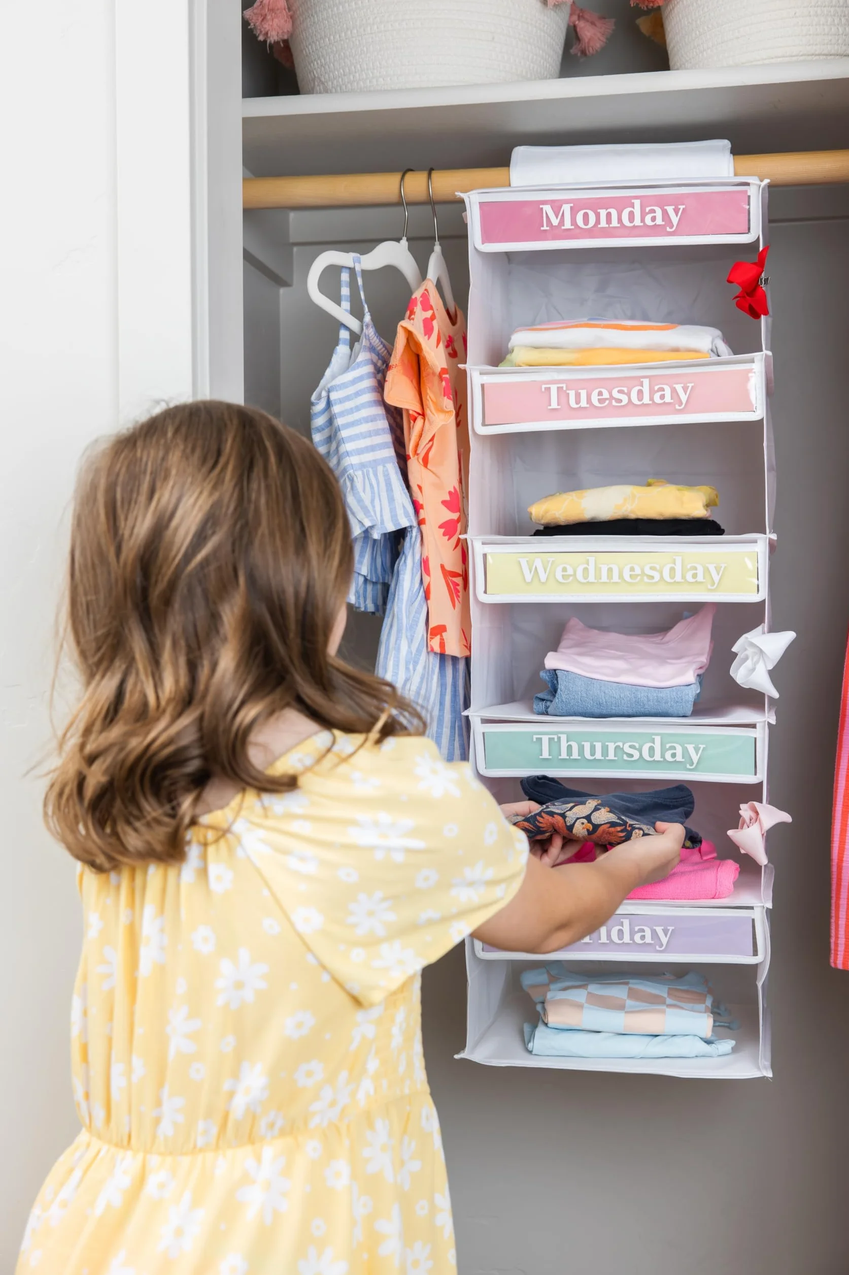 Three Sweet Peas Co 5-półkowy tygodniowy organizer na ubrania dla dzieci (83 cm) Dzień tygodnia dzień tygodnia od poniedziałku do piątku, biały