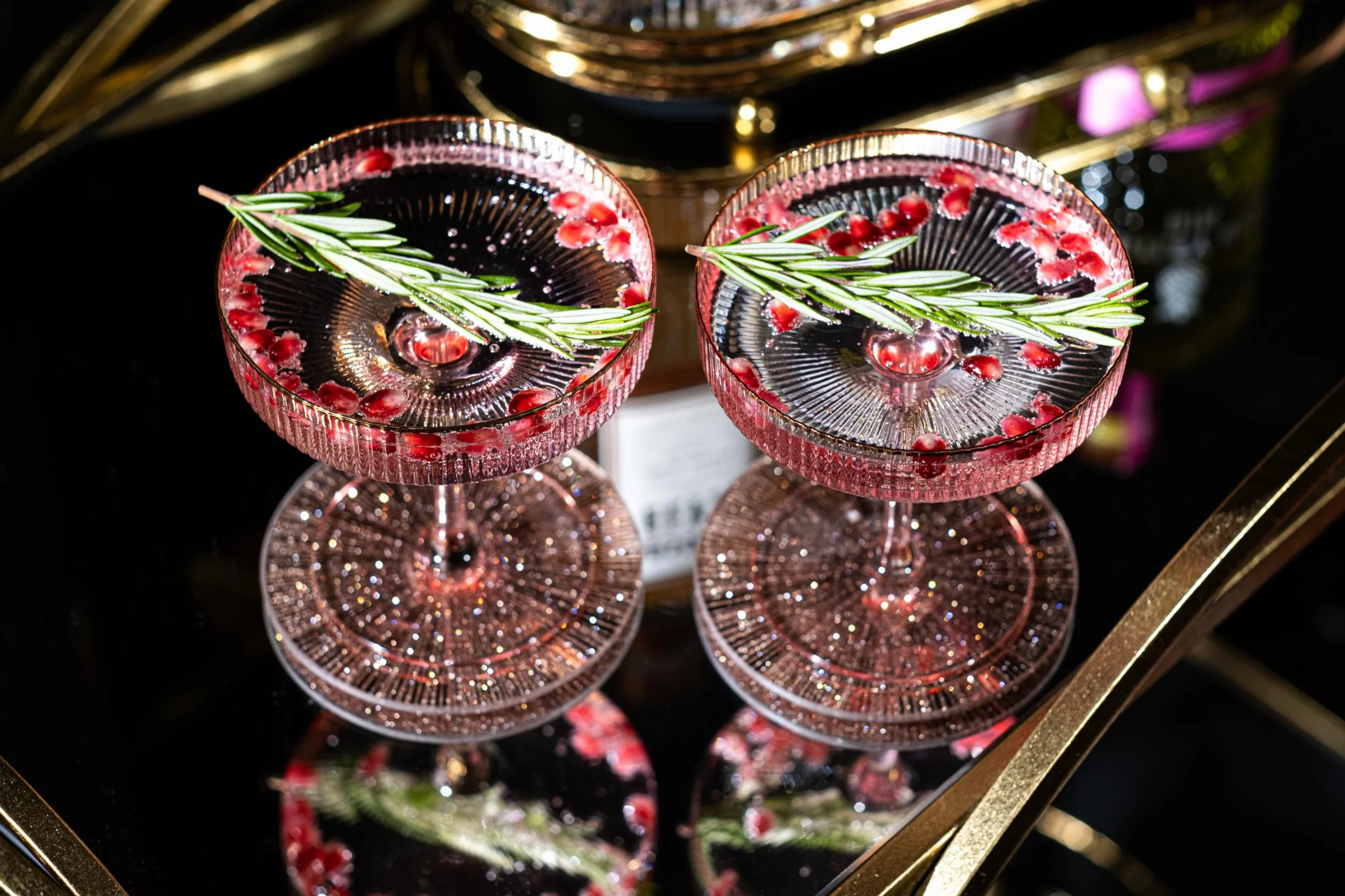 Coupe Prążkowane szklanki do koktajli w delikatnym różowym kolorze ze złotą krawędzią w stylu vinatge, art deco, 4 sztuki, 200 ml do szampana, espresso Martini, Cosmopolitan, Daiquiri, kryształowe