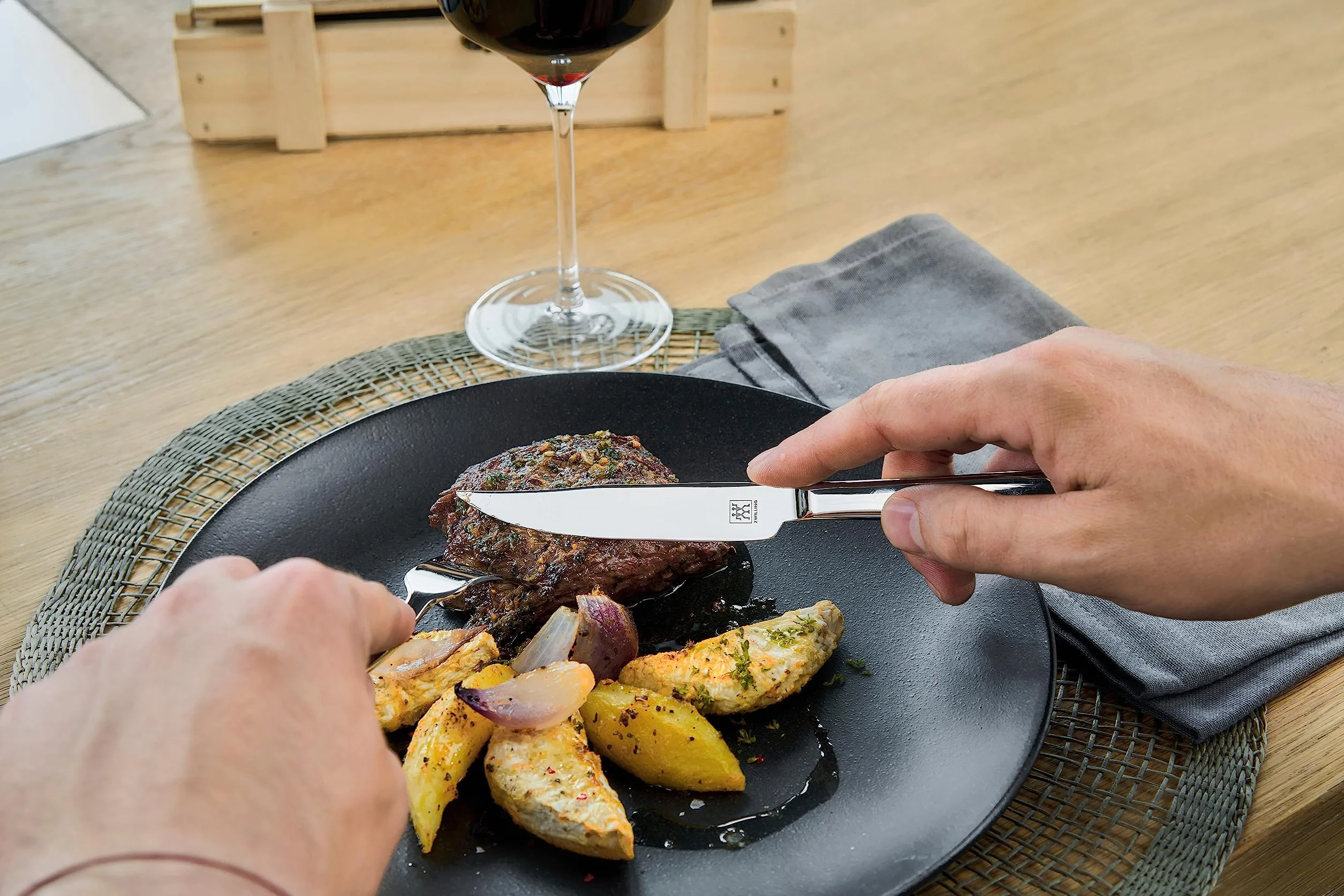 Zwilling Steak Besteck Set, 12-teilig Holz-Box, 6 Steakmesser - 6 Steakgabeln, spülmaschinengeeignet, Poliert 18/10 rostfreierEdelstahl