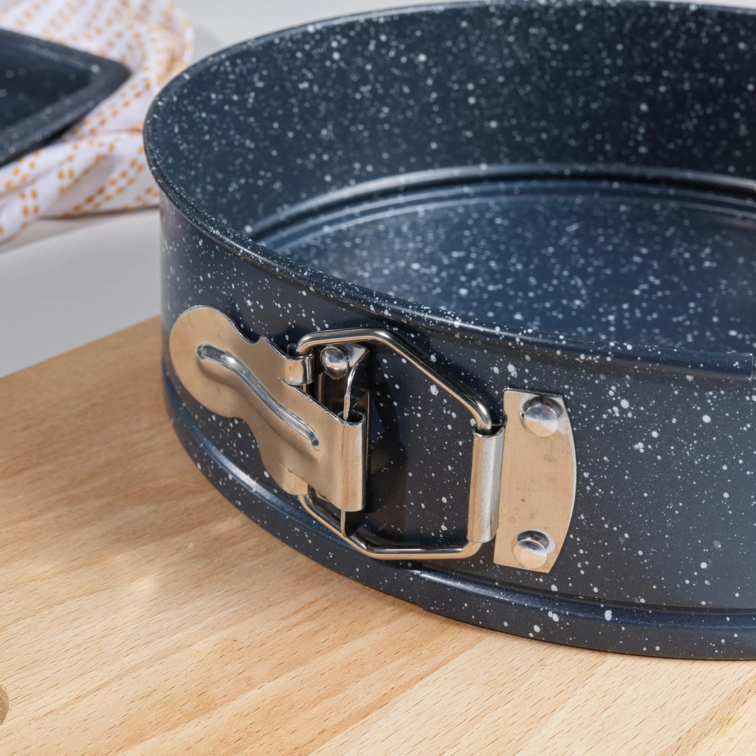 Russell Hobbs Nightfall Stone Tortownice z Wyjmowanym Dnem - Zestaw 2 Okrągłych Foremek do Pieczenia o Średnicy 24 cm, Xylan Nieprzywierająca, Łatwe Wyjmowanie Spodu, Stal Węglowa, Bez PFOA