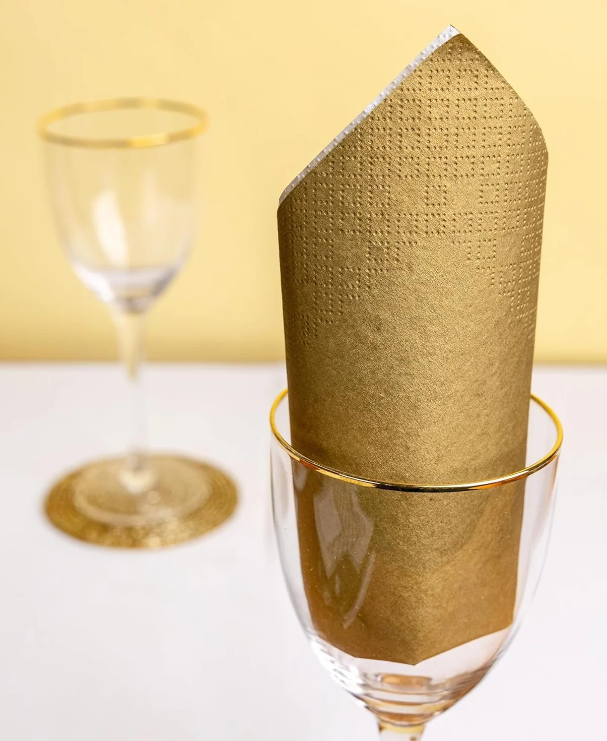 Talking Tables 100 sztuk miękkich papierowych serwetek w złotym kolorze na Boże Narodzenie, urodziny, wesele, catering, naczynia, jednorazowe, nadające się do recyklingu, wyprodukowane w UE,