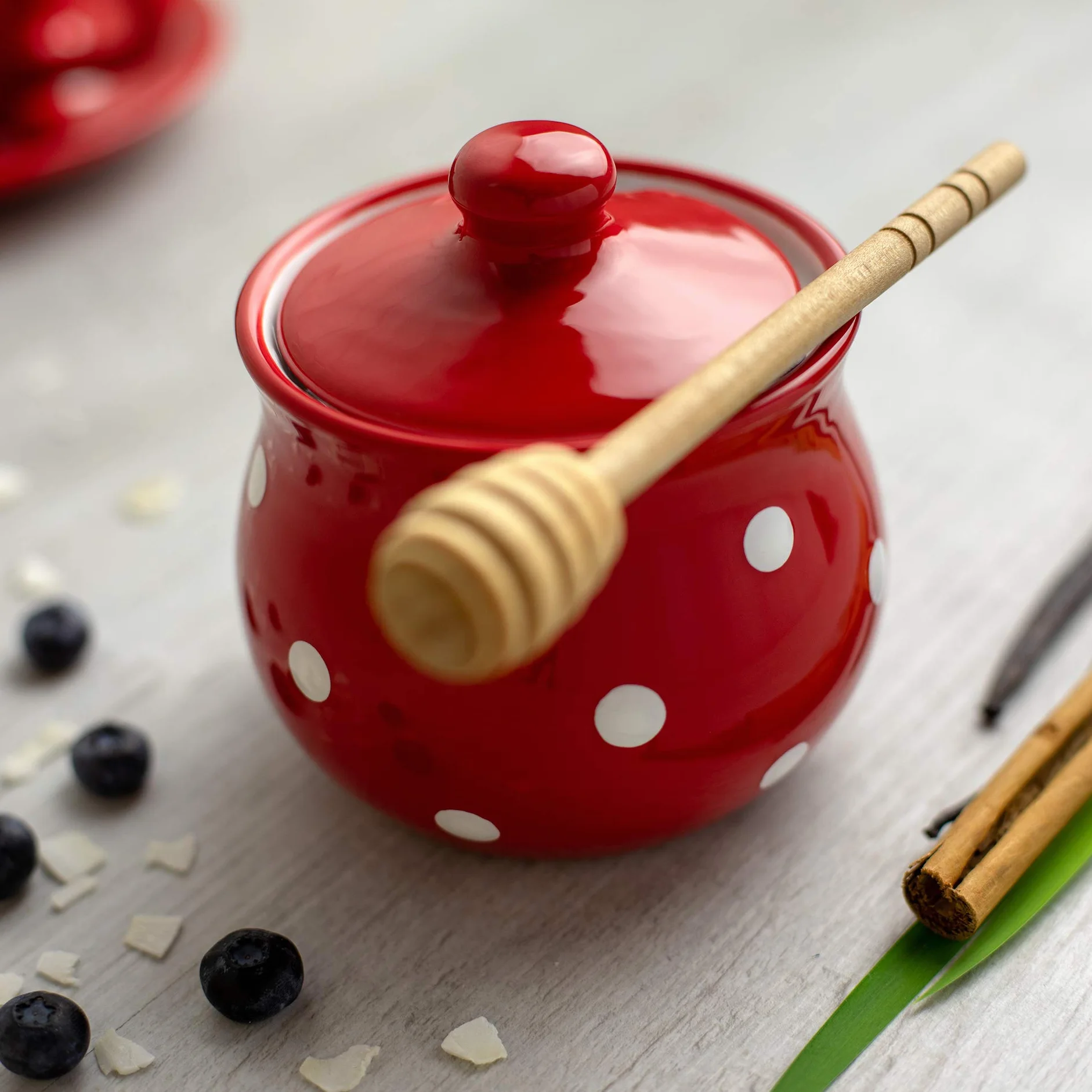 Ręcznie malowana ceramiczna cukiernica z pokrywką w kropki, czerwona i biała, pojemnik na miód dżem