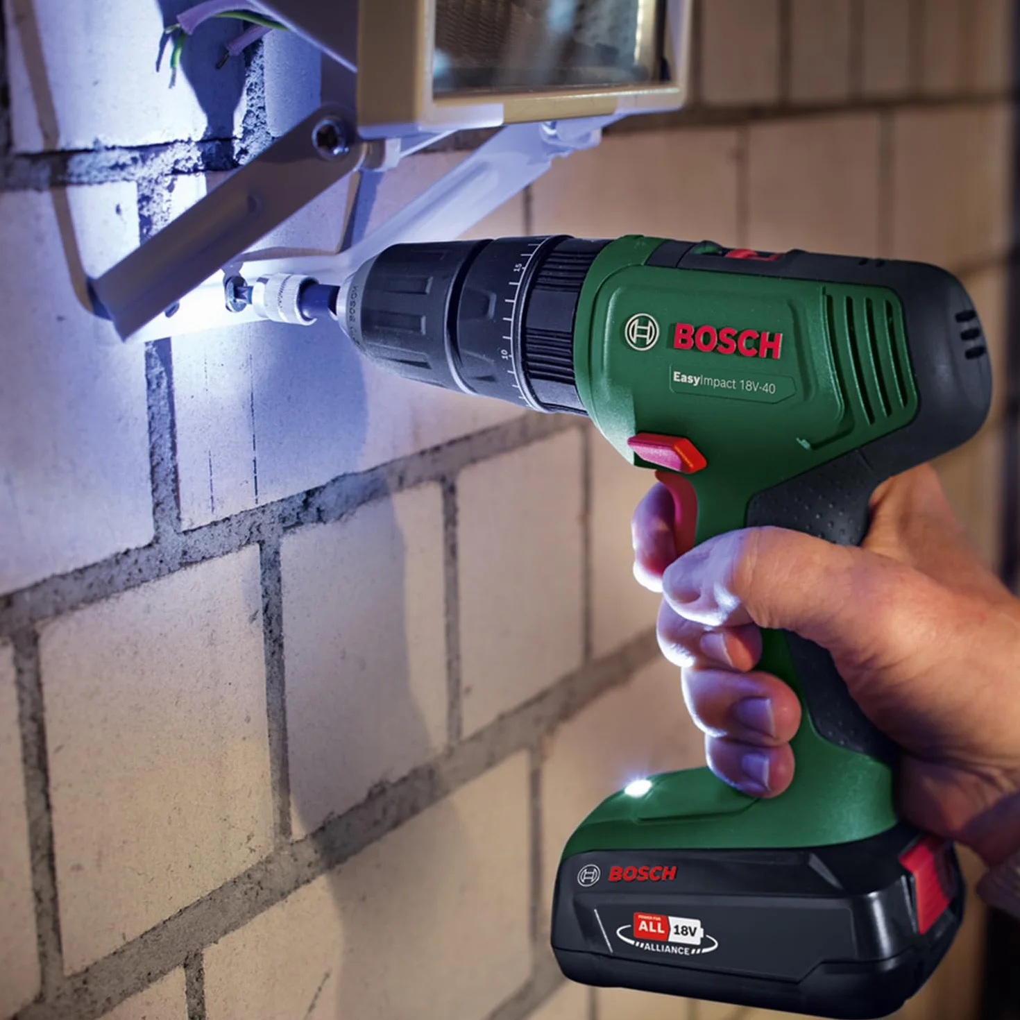 Bosch Akumulatorowa wiertarka udarowa EasyImpact 18V-40 (wkręcania, wiercenia w drewnie, metalu i tworzywach sztucznych; wiercenia udarowego w murze; 241 bitów; 1 akumulator 1,5 Ah; system 18V)