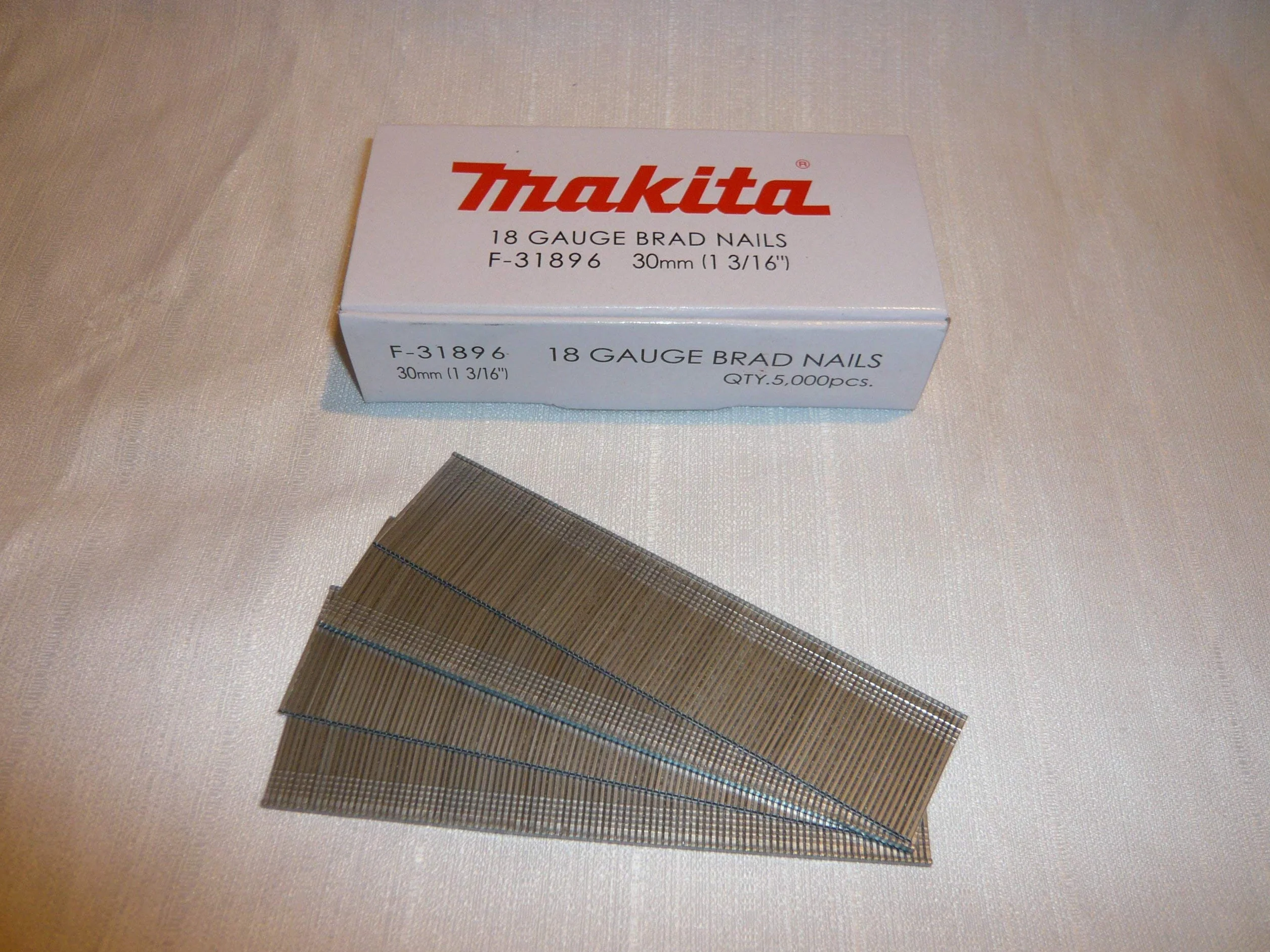 Makita Gwoździe 30 mm do gwoździ sprężonego powietrza AF505-5000 sztuk gwoździe z łbem szprychowym F-31896